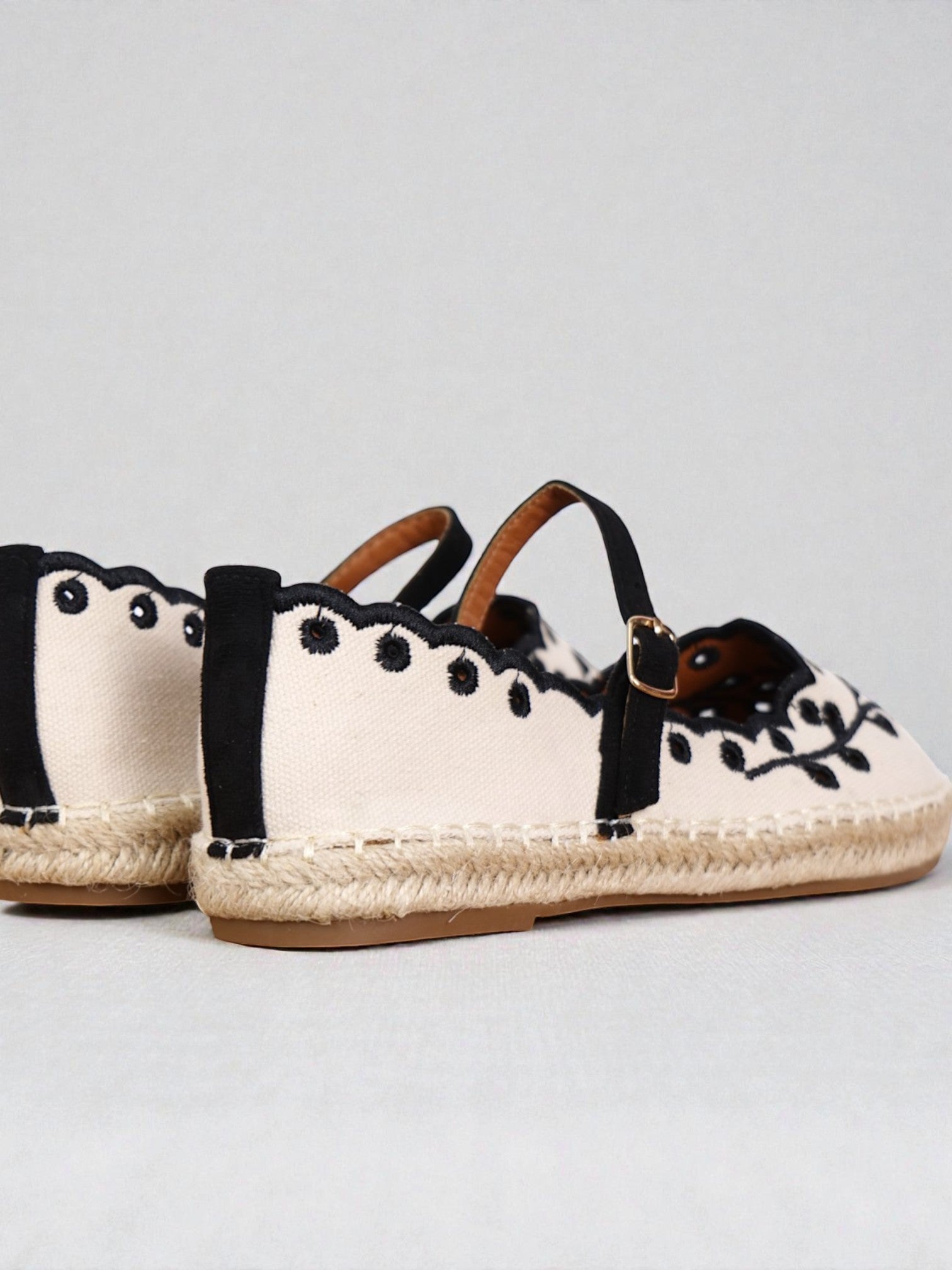 Alpargatas Mujer Bordadas con Pulsera Ajustable, Espadrilles Planas de Lona con Suela de Yute, Zapatos Verano Cómodos con Detalle Floral y Acabado Ondulado Textil