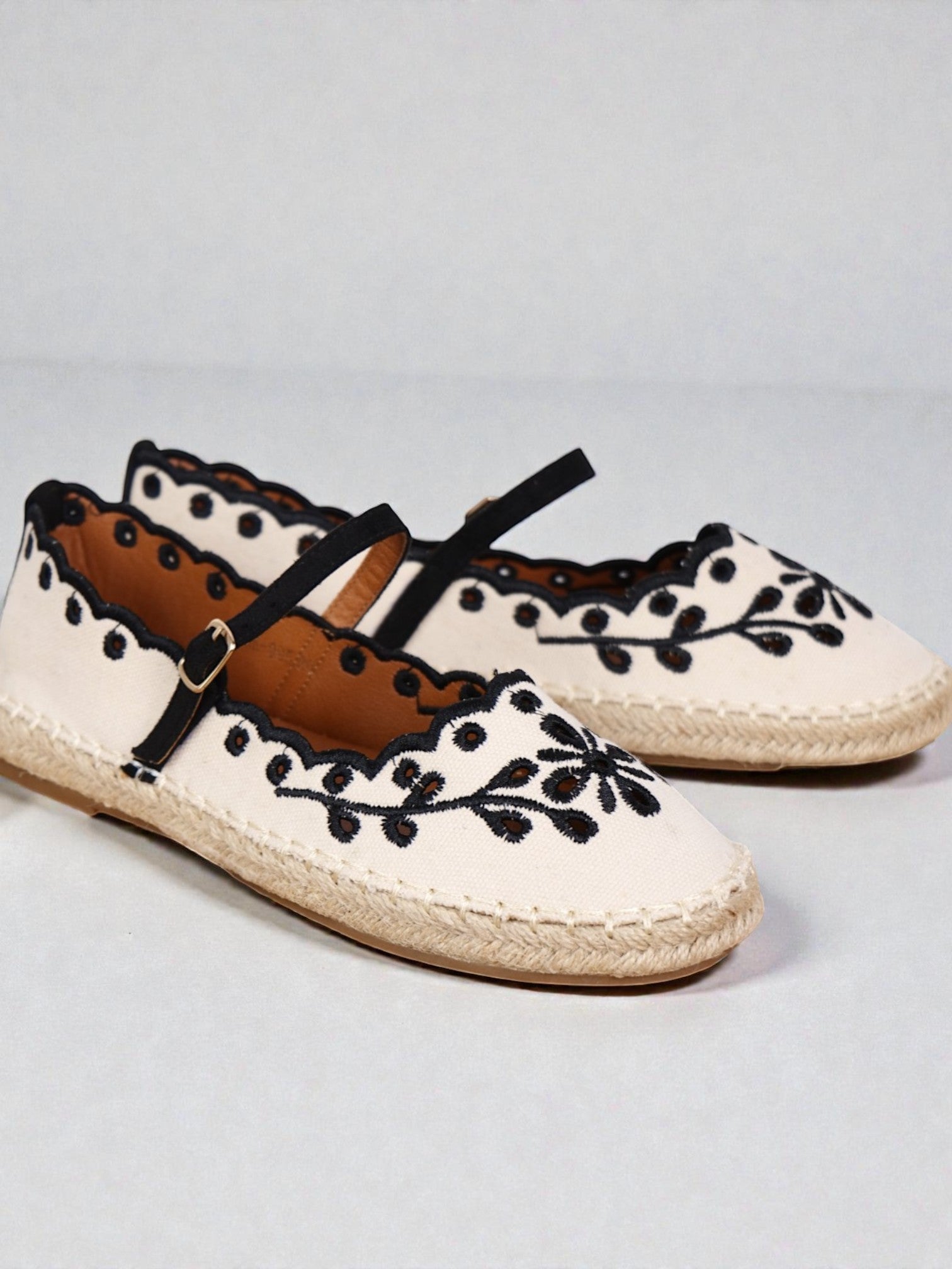 Alpargatas Mujer Bordadas con Pulsera Ajustable, Espadrilles Planas de Lona con Suela de Yute, Zapatos Verano Cómodos con Detalle Floral y Acabado Ondulado Textil