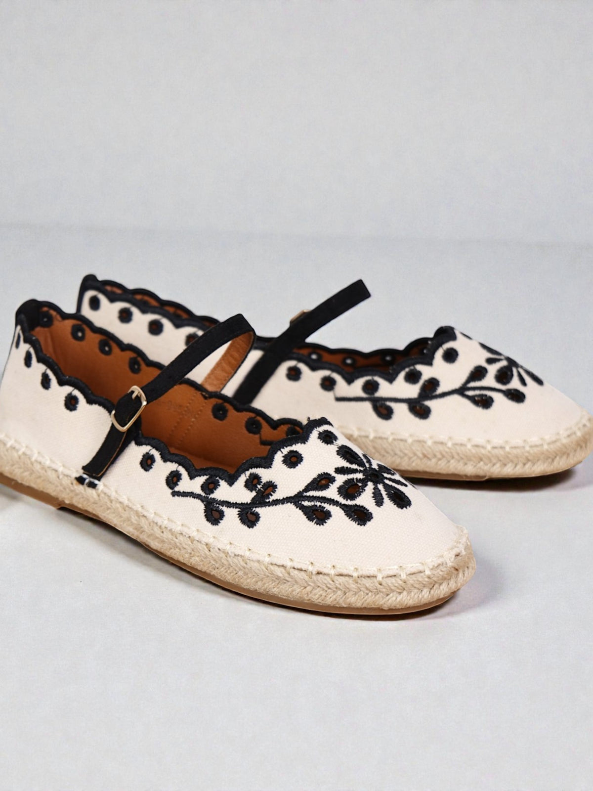 Alpargatas Mujer Bordadas con Pulsera Ajustable, Espadrilles Planas de Lona con Suela de Yute, Zapatos Verano Cómodos con Detalle Floral y Acabado Ondulado Textil