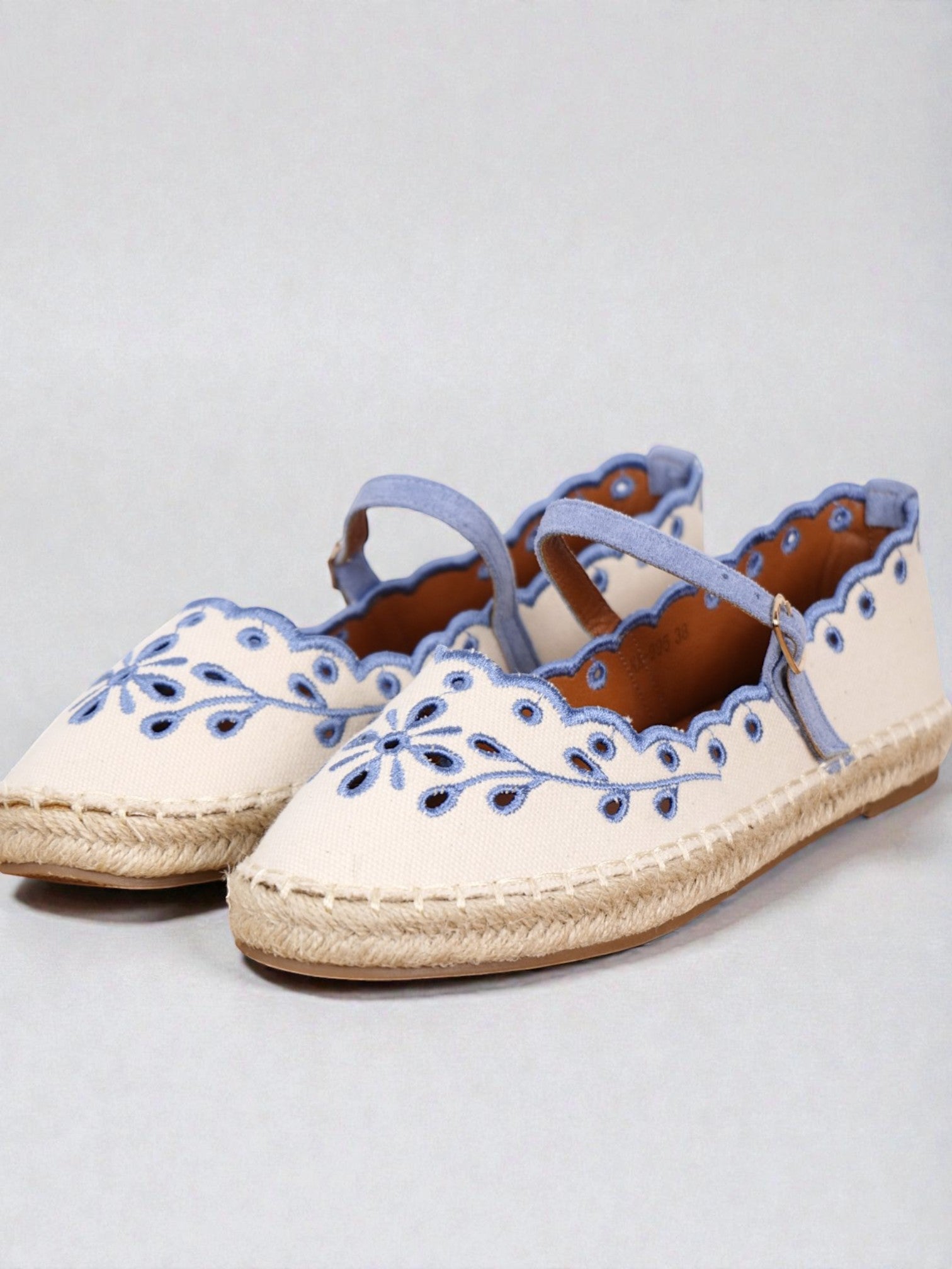 Alpargatas Mujer Bordadas con Pulsera Ajustable, Espadrilles Planas de Lona con Suela de Yute, Zapatos Verano Cómodos con Detalle Floral y Acabado Ondulado Textil