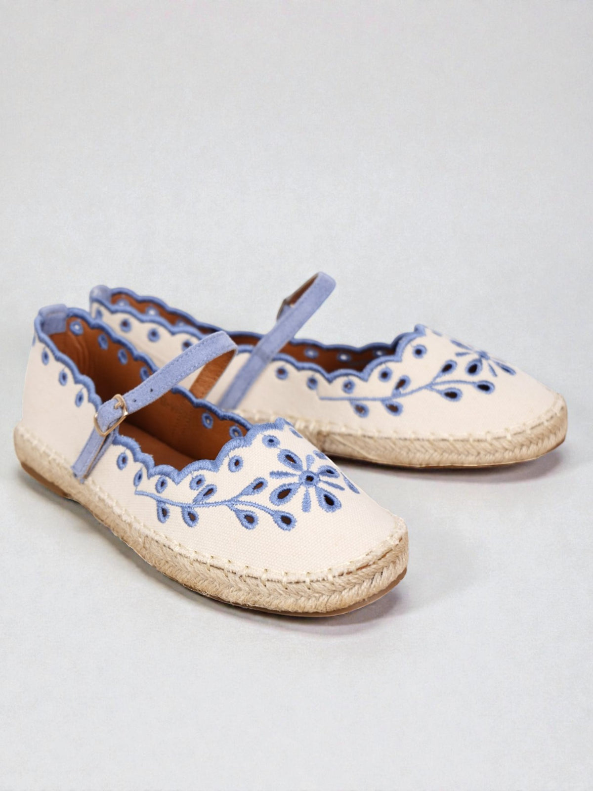 Alpargatas Mujer Bordadas con Pulsera Ajustable, Espadrilles Planas de Lona con Suela de Yute, Zapatos Verano Cómodos con Detalle Floral y Acabado Ondulado Textil