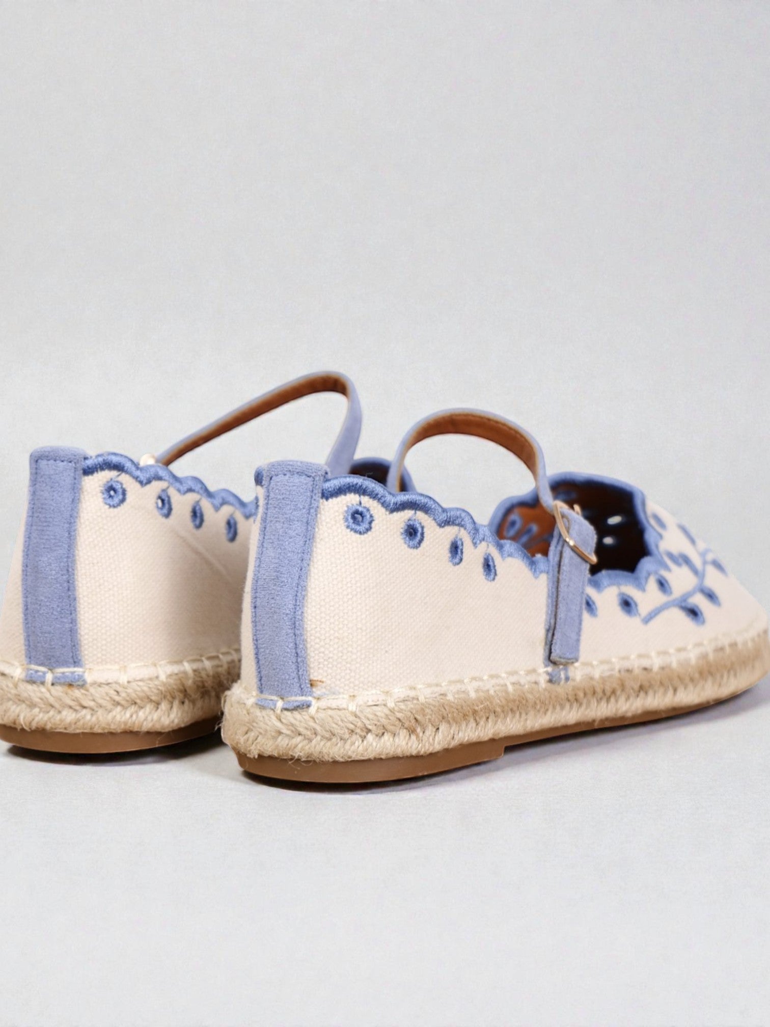 Alpargatas Mujer Bordadas con Pulsera Ajustable, Espadrilles Planas de Lona con Suela de Yute, Zapatos Verano Cómodos con Detalle Floral y Acabado Ondulado Textil