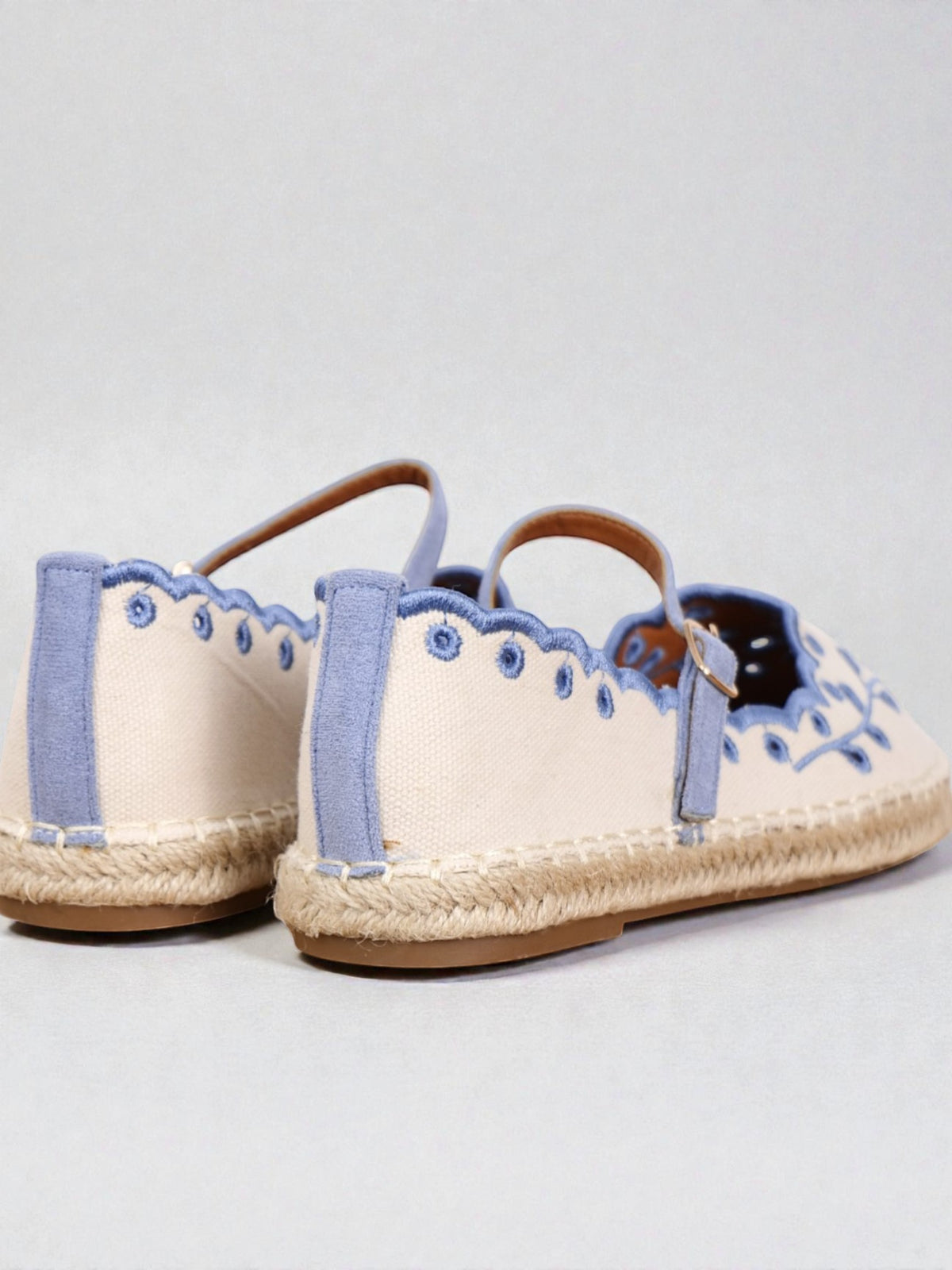 Alpargatas Mujer Bordadas con Pulsera Ajustable, Espadrilles Planas de Lona con Suela de Yute, Zapatos Verano Cómodos con Detalle Floral y Acabado Ondulado Textil
