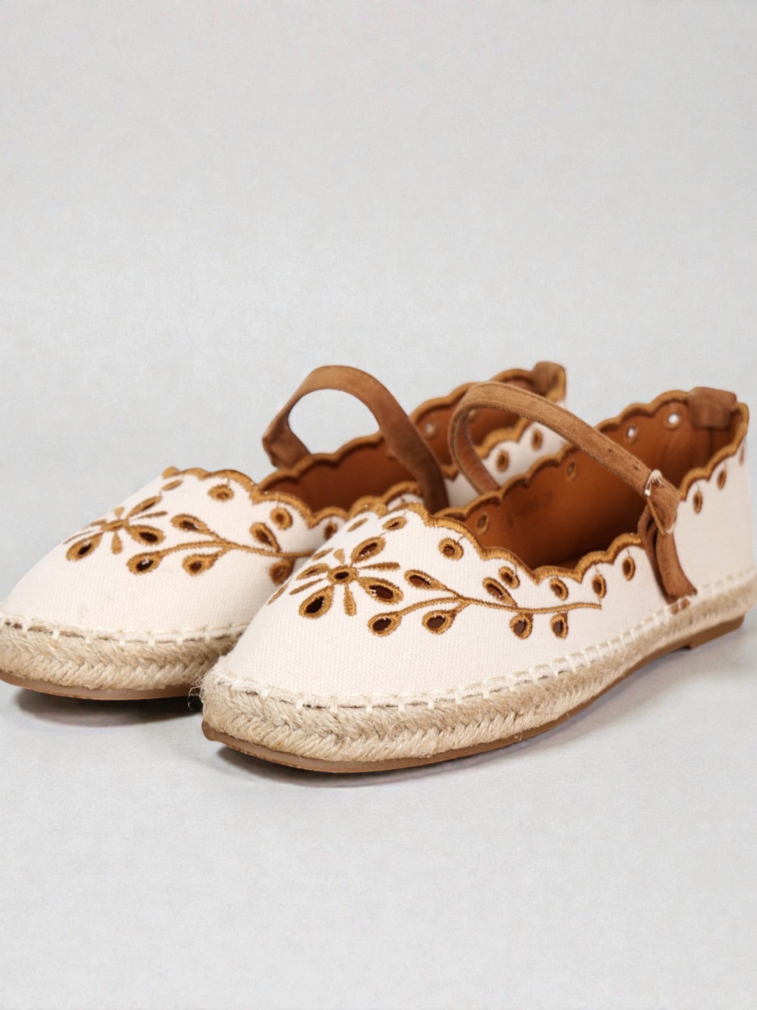 Alpargatas Mujer Bordadas con Pulsera Ajustable, Espadrilles Planas de Lona con Suela de Yute, Zapatos Verano Cómodos con Detalle Floral y Acabado Ondulado Textil