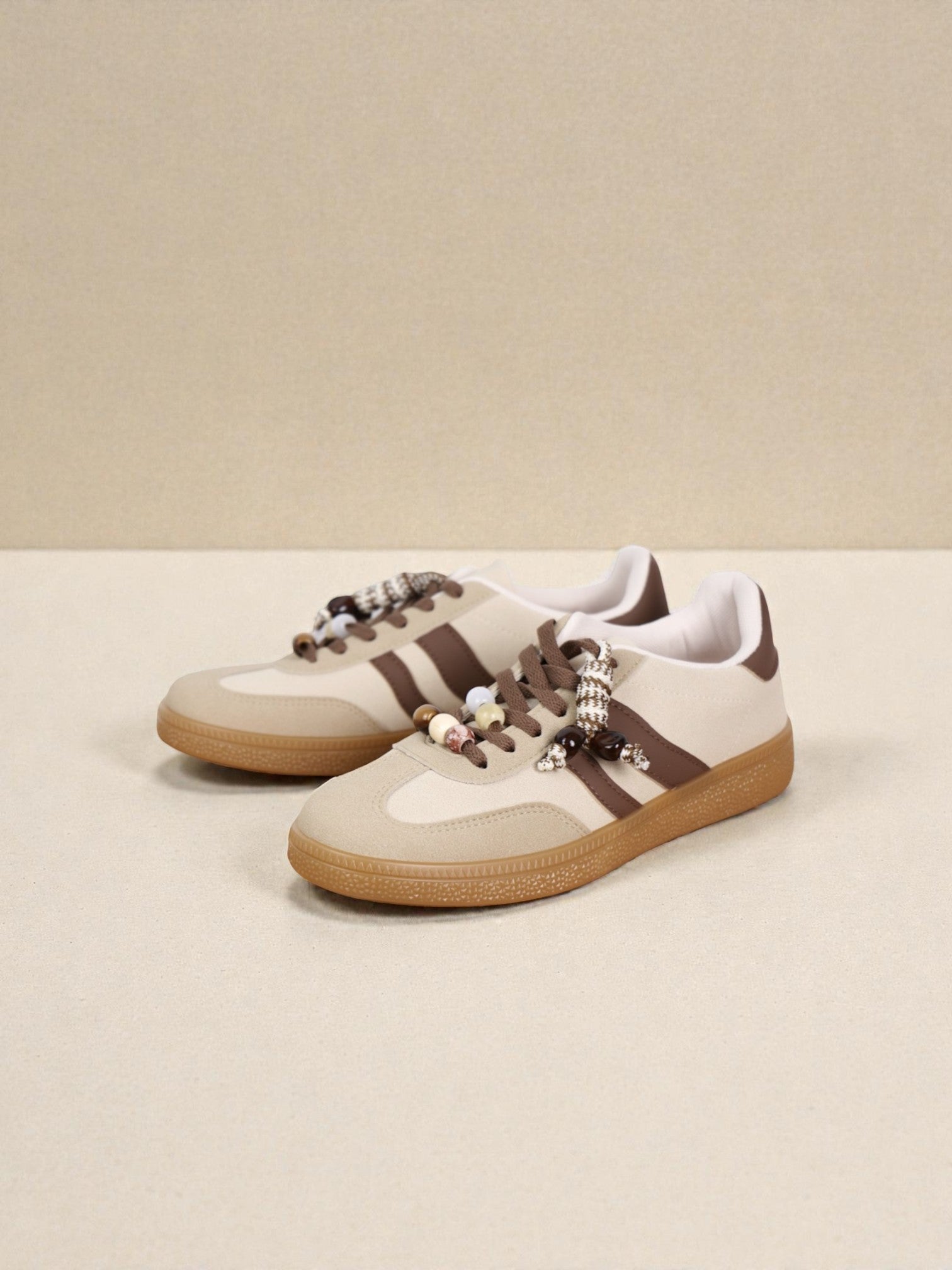 Zapatillas Deportivas Mujer Estilo Casual con Cordones Decorativos y Cuentas, Sneakers Urbanas en Gamuza Sintética Beige y Marrón, Suela Antideslizante Color Caramelo para Diario