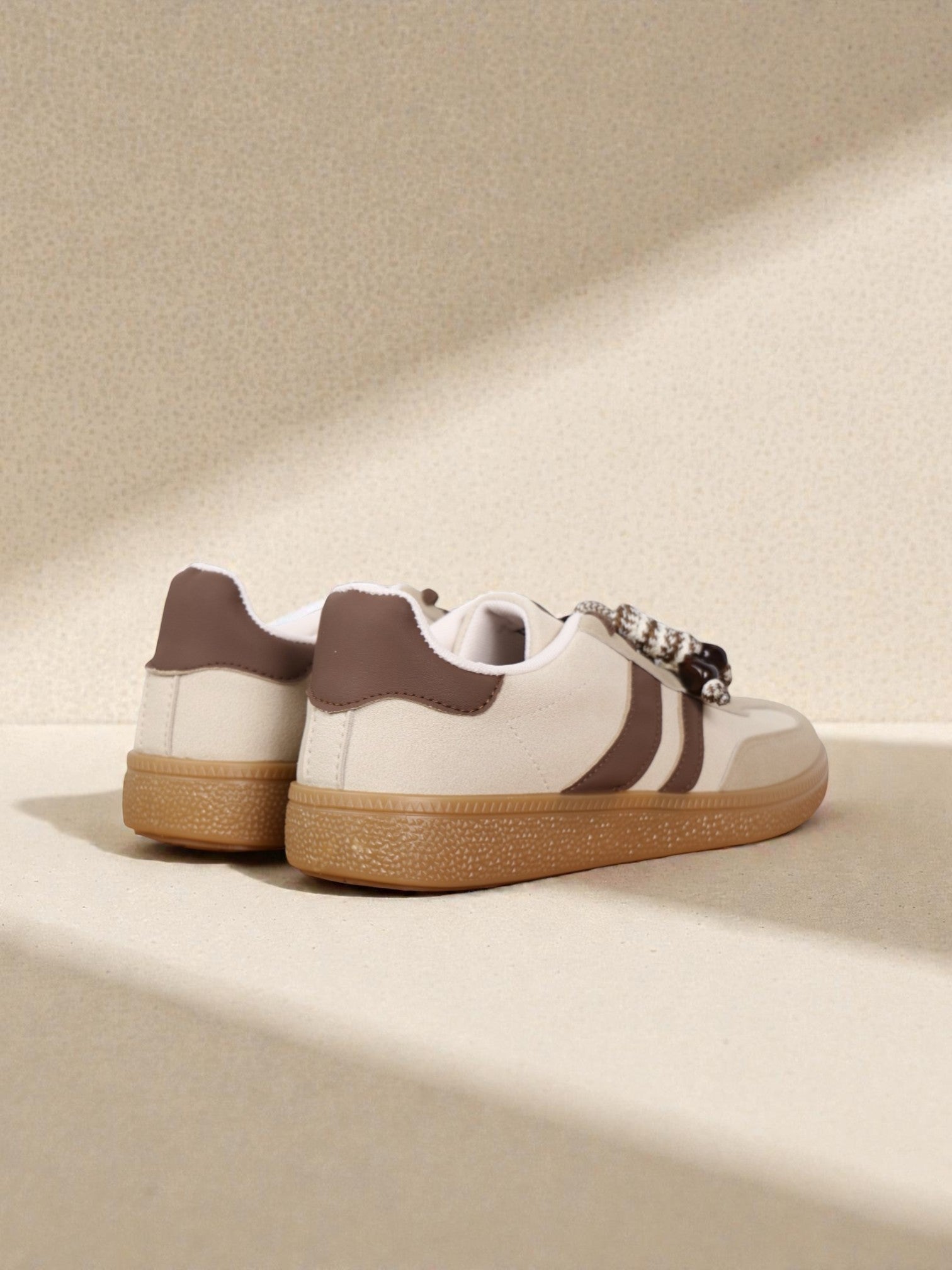 Zapatillas Deportivas Mujer Estilo Casual con Cordones Decorativos y Cuentas, Sneakers Urbanas en Gamuza Sintética Beige y Marrón, Suela Antideslizante Color Caramelo para Diario