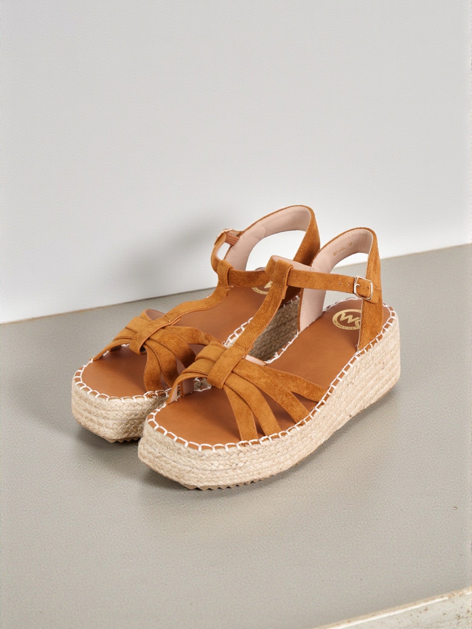 Sandalias Plataforma Mujer con Yute Trenzado, Tira en T y Pulsera Ajustable, Cuña Baja Estilo Espadrille, Sandalias Verano Casual Elegantes en Gamuza Sintética – Color Beige y Camel