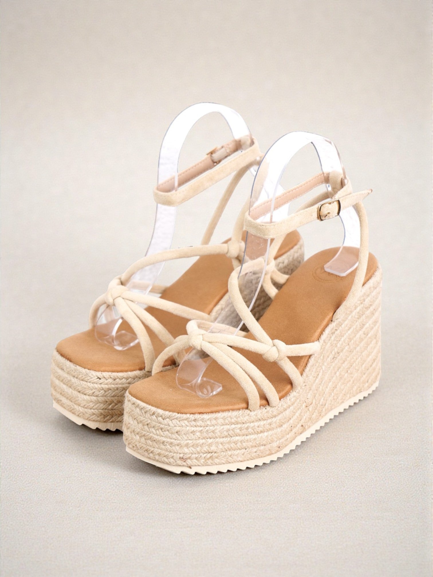 Sandalias de Plataforma Mujer con Cuña de Yute Trenzado, Tiras Cruzadas y Nudo Frontal, Pulsera Ajustable al Tobillo, Estilo Espadrille Verano, Tacón Medio Alto Cómodo, Casual Elegante en Gamuza Sintética – Color Negro y Beige
