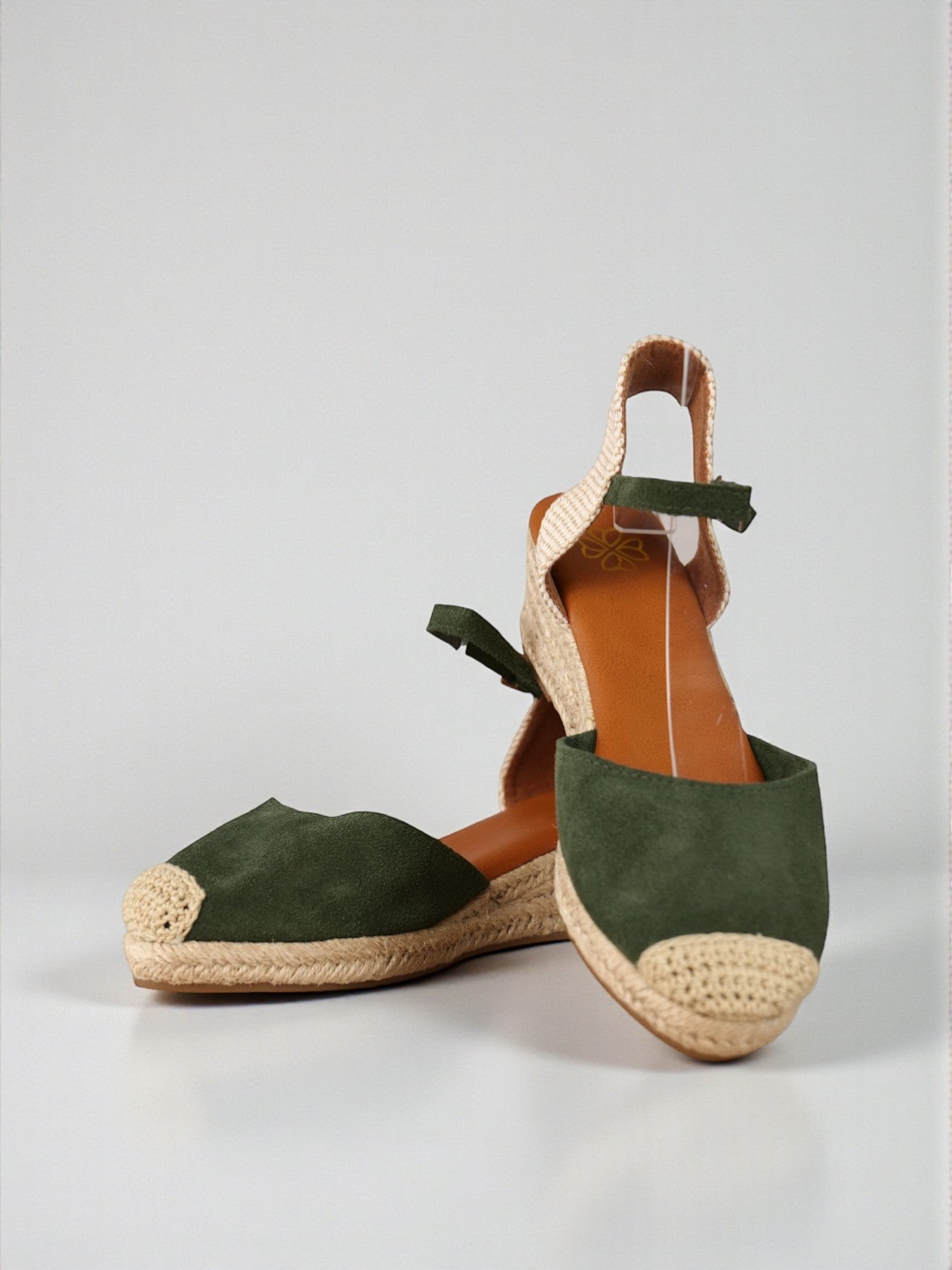 Sandalias tipo alpargatas de mujer con cuña de esparto y pulsera ajustable, punta cerrada estilo valenciana, acabado en cuero tipo gamuza, cómodas y ligeras para verano, disponibles en negro, verde, beige y camel