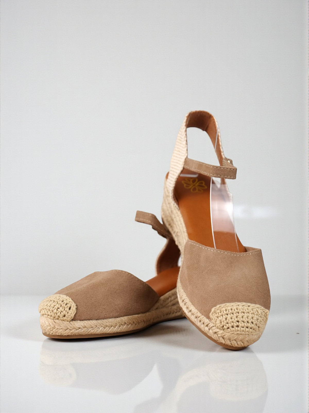 Sandalias tipo alpargatas de mujer con cuña de esparto y pulsera ajustable, punta cerrada estilo valenciana, acabado en cuero tipo gamuza, cómodas y ligeras para verano, disponibles en negro, verde, beige y camel