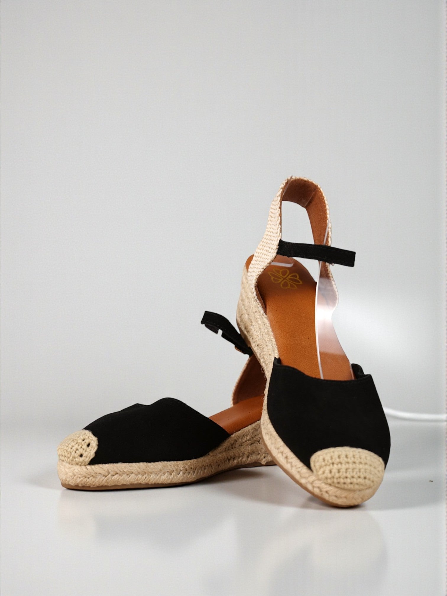 Sandalias tipo alpargatas de mujer con cuña de esparto y pulsera ajustable, punta cerrada estilo valenciana, acabado en cuero tipo gamuza, cómodas y ligeras para verano, disponibles en negro, verde, beige y camel