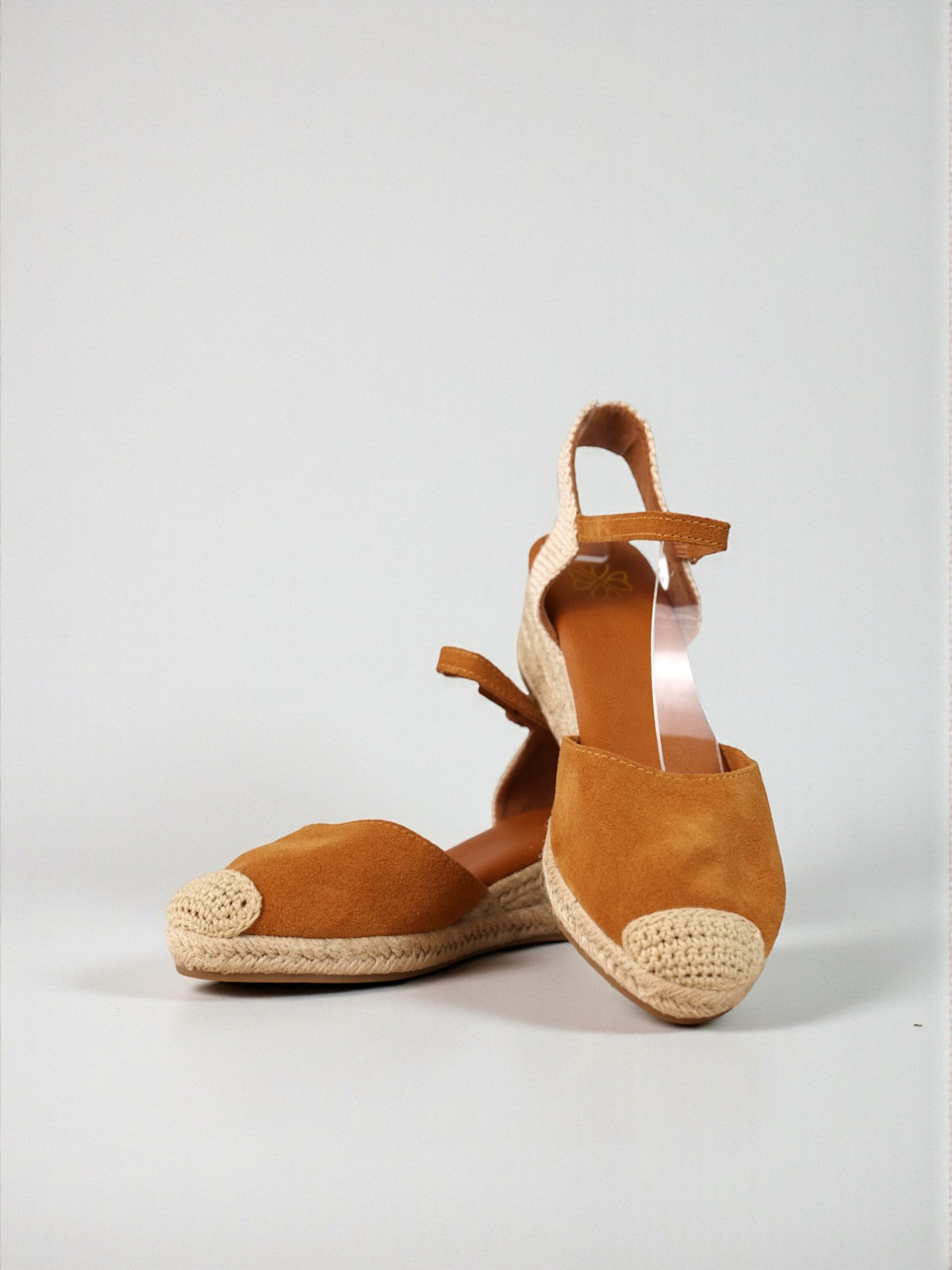 Sandalias tipo alpargatas de mujer con cuña de esparto y pulsera ajustable, punta cerrada estilo valenciana, acabado en cuero tipo gamuza, cómodas y ligeras para verano, disponibles en negro, verde, beige y camel
