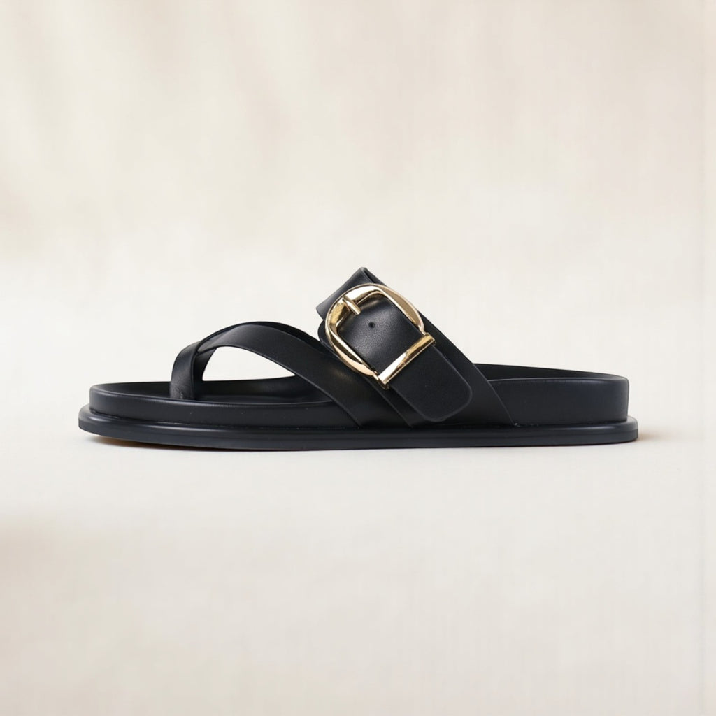 Sandalias planas tipo chancla para mujer con tira cruzada y hebilla dorada, sandalias casuales efecto cuero sintético con plantilla acolchada, sandalias verano cómodas en negro y marrón