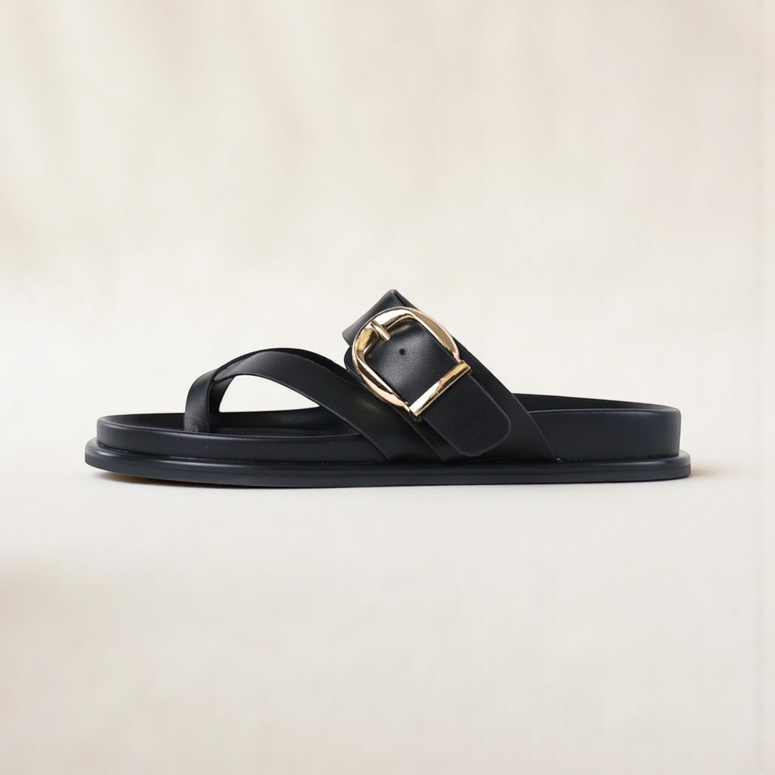 Sandalias planas tipo chancla para mujer con tira cruzada y hebilla dorada, sandalias casuales efecto cuero sintético con plantilla acolchada, sandalias verano cómodas en negro y marrón