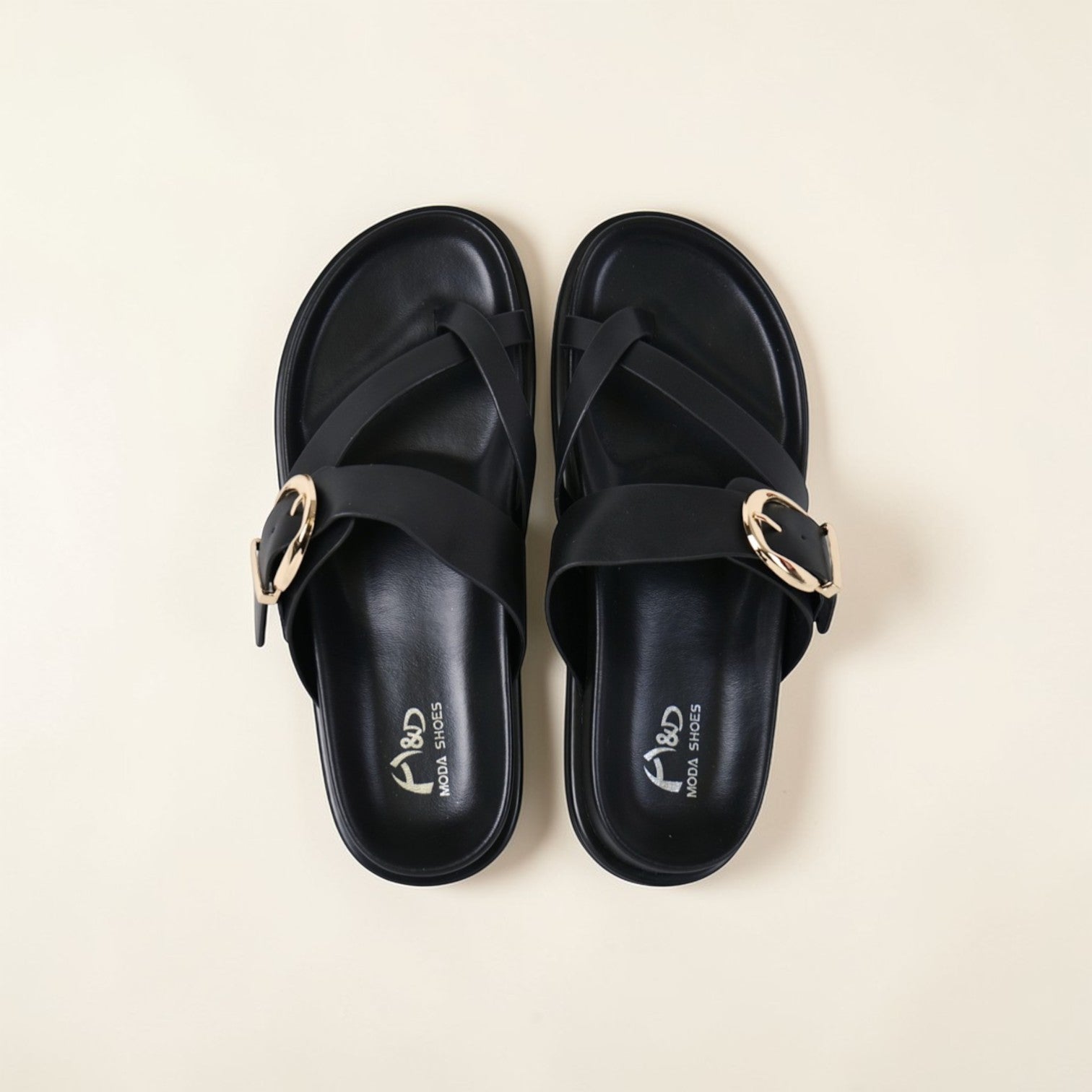 Sandalias planas tipo chancla para mujer con tira cruzada y hebilla dorada, sandalias casuales efecto cuero sintético con plantilla acolchada, sandalias verano cómodas en negro y marrón