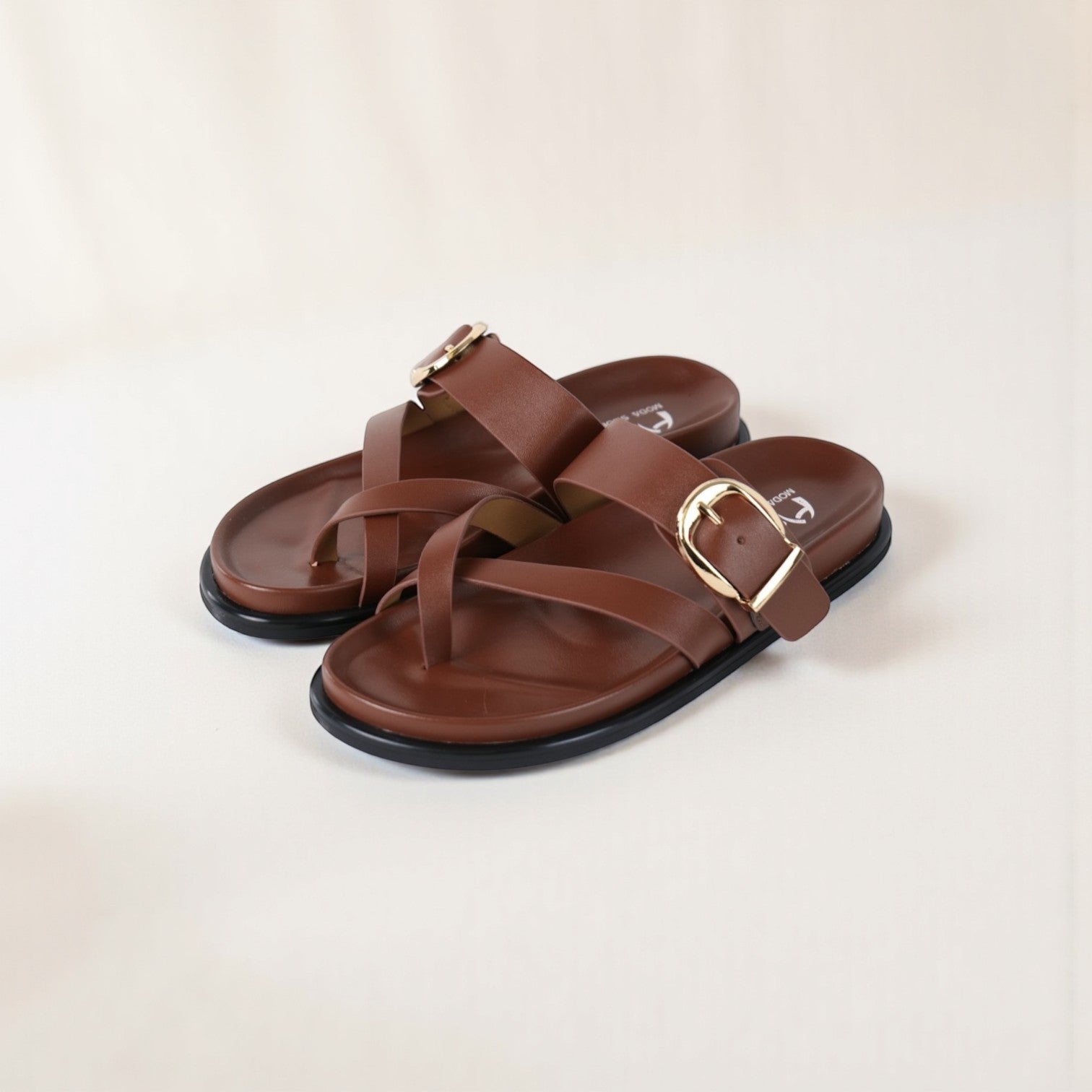 Sandalias planas tipo chancla para mujer con tira cruzada y hebilla dorada, sandalias casuales efecto cuero sintético con plantilla acolchada, sandalias verano cómodas en negro y marrón