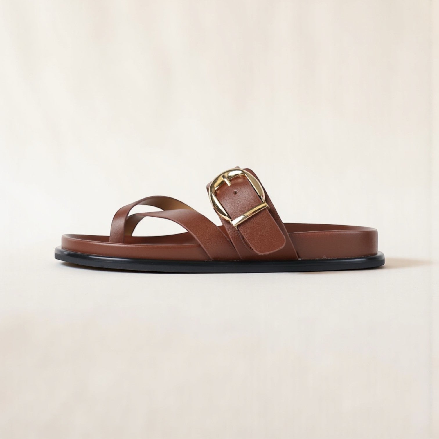 Sandalias planas tipo chancla para mujer con tira cruzada y hebilla dorada, sandalias casuales efecto cuero sintético con plantilla acolchada, sandalias verano cómodas en negro y marrón