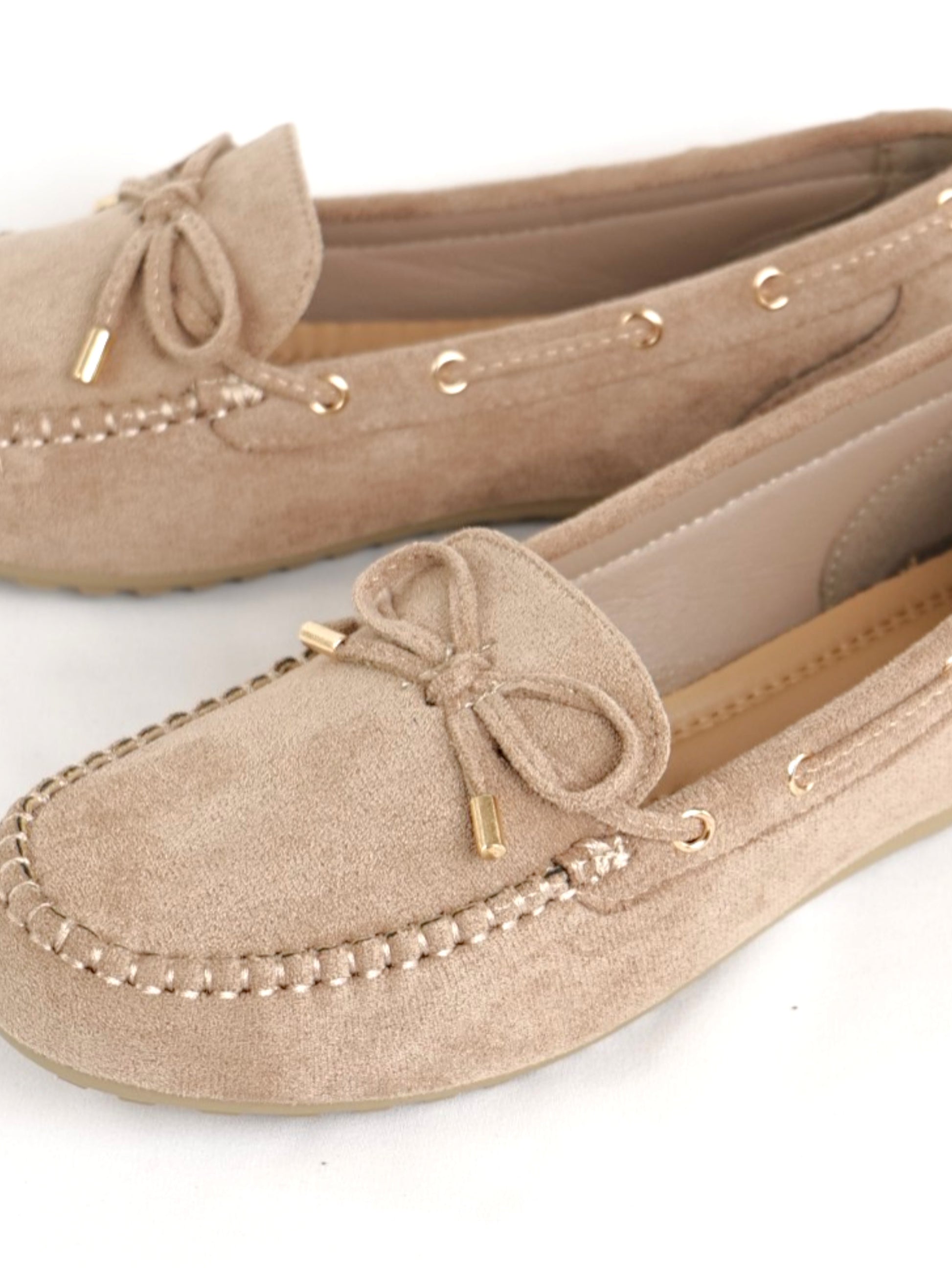 Mocasines planos para mujer con lazo decorativo y costuras tipo moccasin, zapatos casuales en efecto ante con detalle de cordón y ojales metálicos, mocasines cómodos para diario, oficina y looks casuales