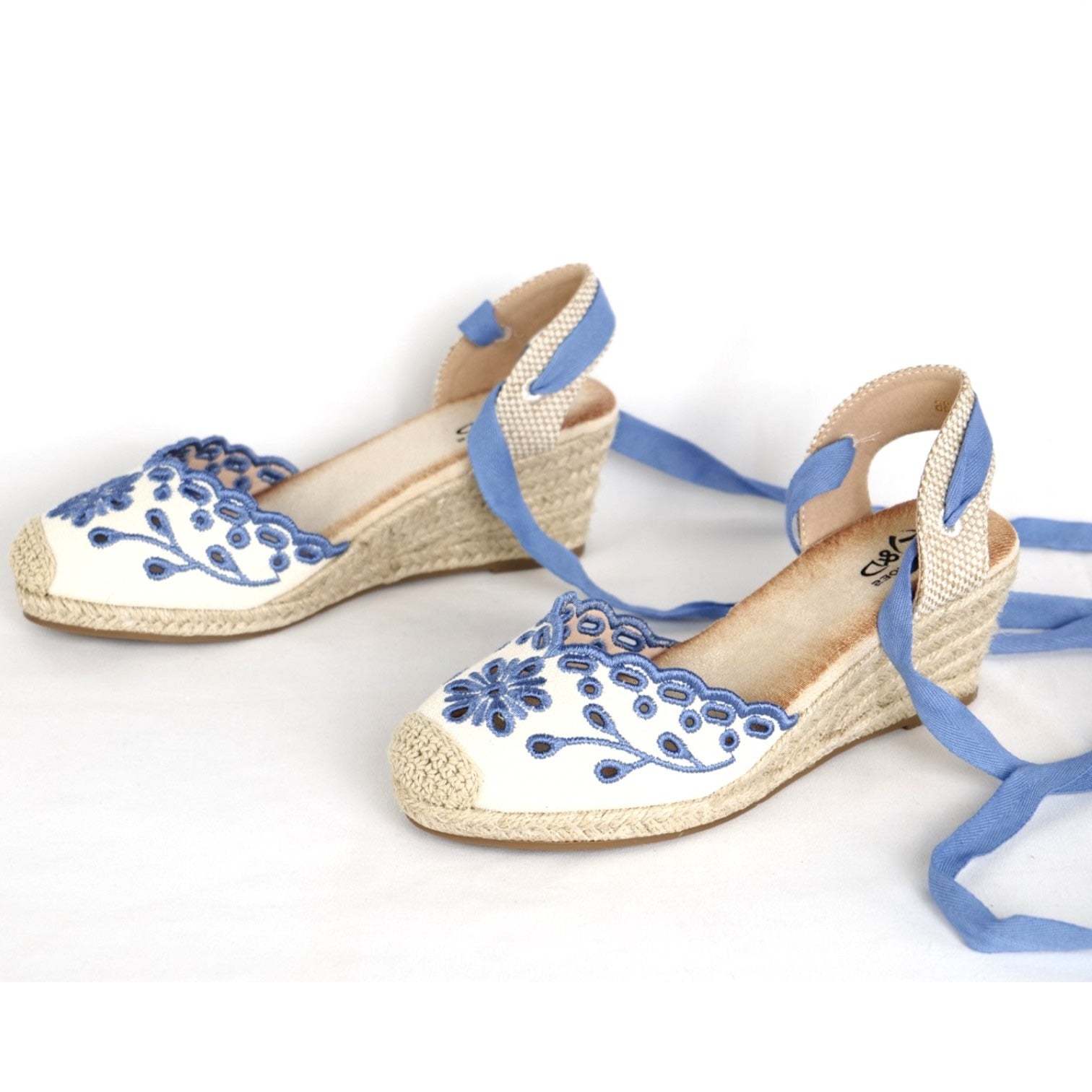 Sandalias espadrille de cuña media con bordado floral, punta cerrada con detalle de yute, cintas para atar al tobillo y acabado en tela con efecto natural, alpargatas elegantes para verano, invitada y looks casuales