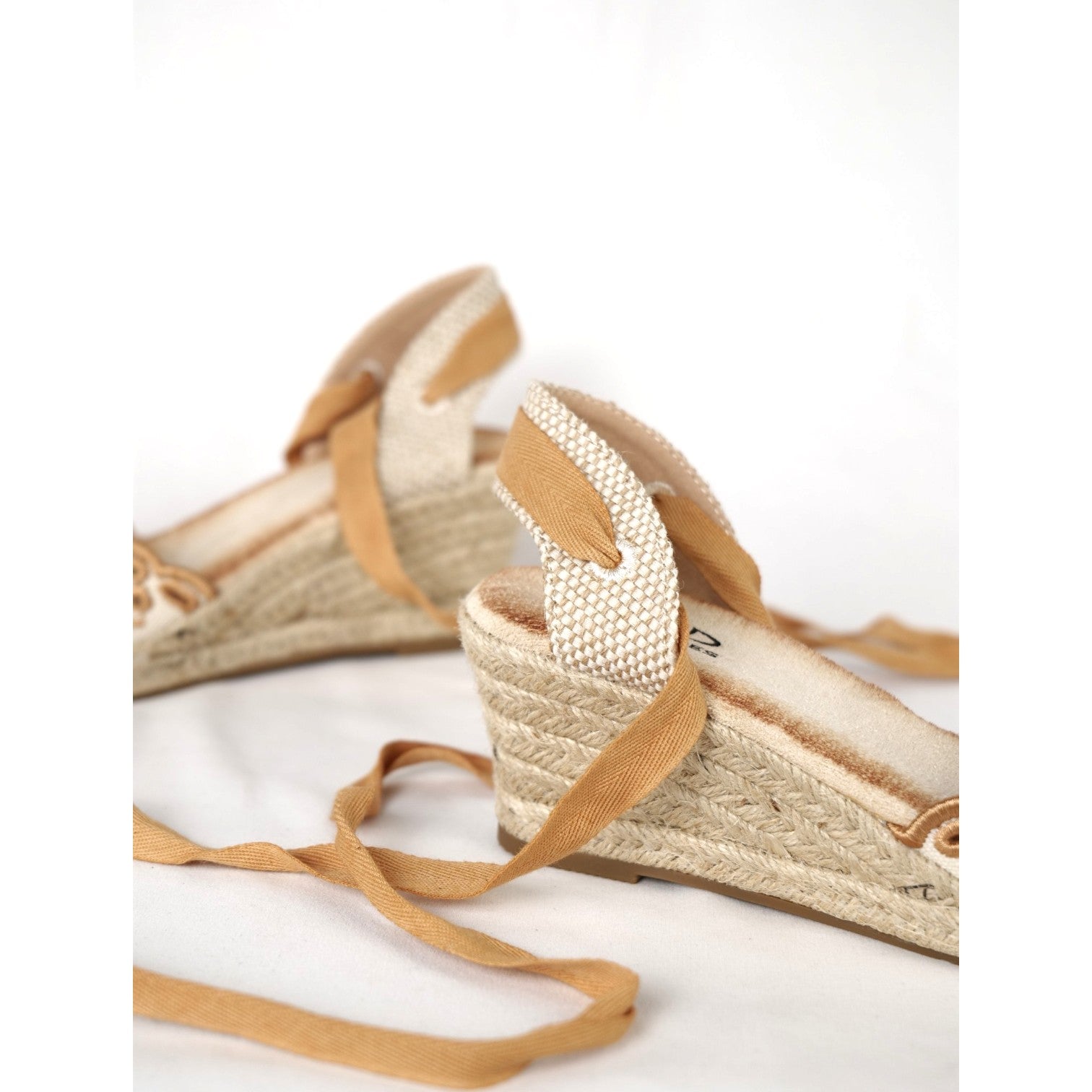 Sandalias espadrille de cuña media con bordado floral, punta cerrada con detalle de yute, cintas para atar al tobillo y acabado en tela con efecto natural, alpargatas elegantes para verano, invitada y looks casuales
