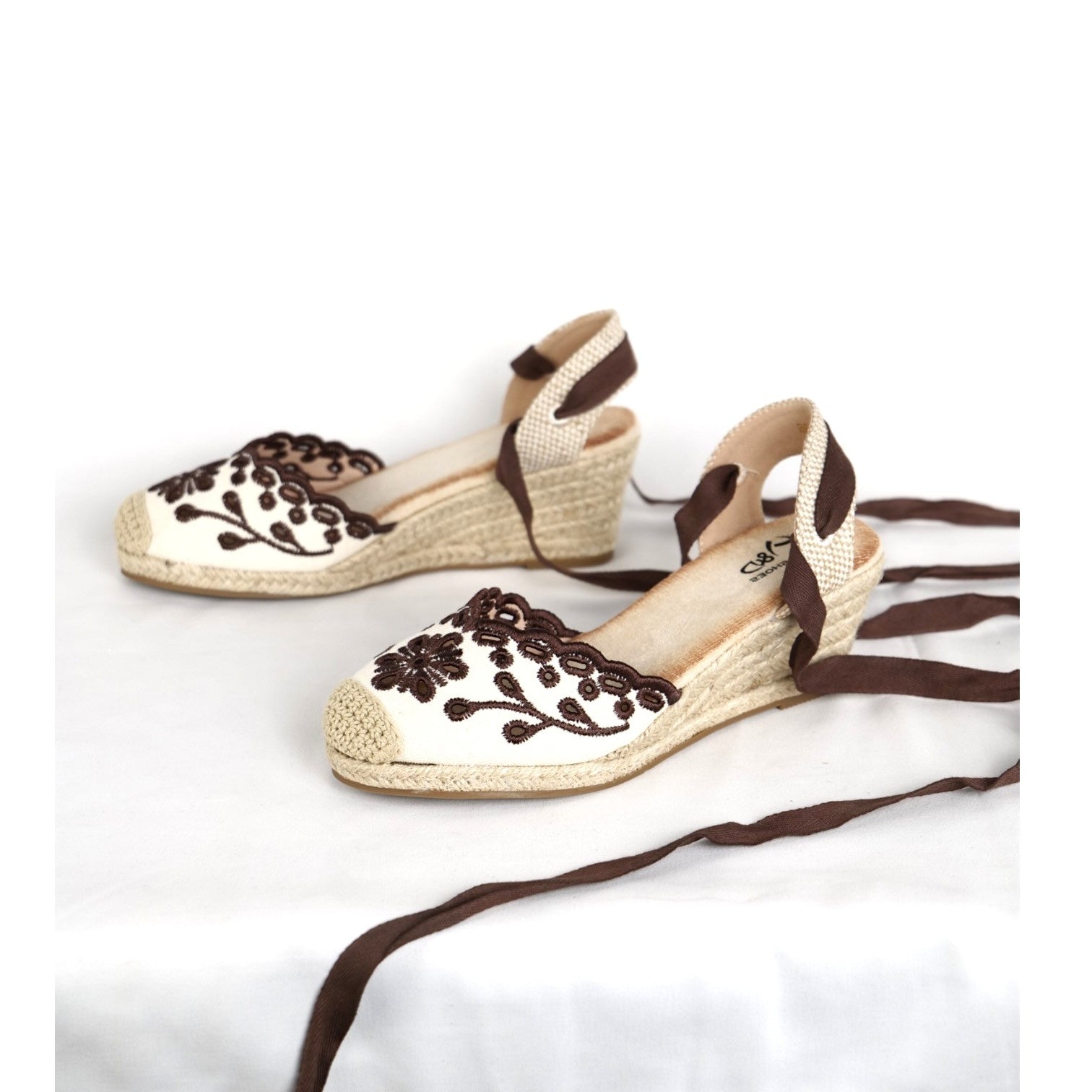 Sandalias espadrille de cuña media con bordado floral, punta cerrada con detalle de yute, cintas para atar al tobillo y acabado en tela con efecto natural, alpargatas elegantes para verano, invitada y looks casuales