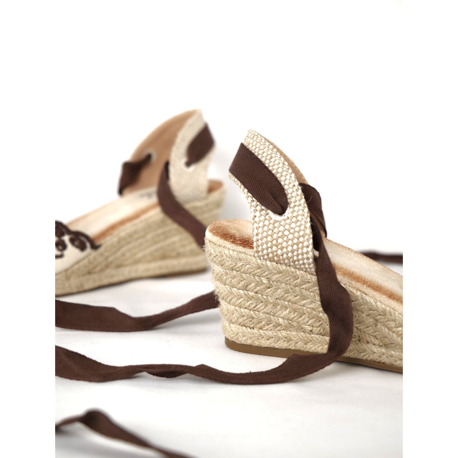 Sandalias espadrille de cuña media con bordado floral, punta cerrada con detalle de yute, cintas para atar al tobillo y acabado en tela con efecto natural, alpargatas elegantes para verano, invitada y looks casuales