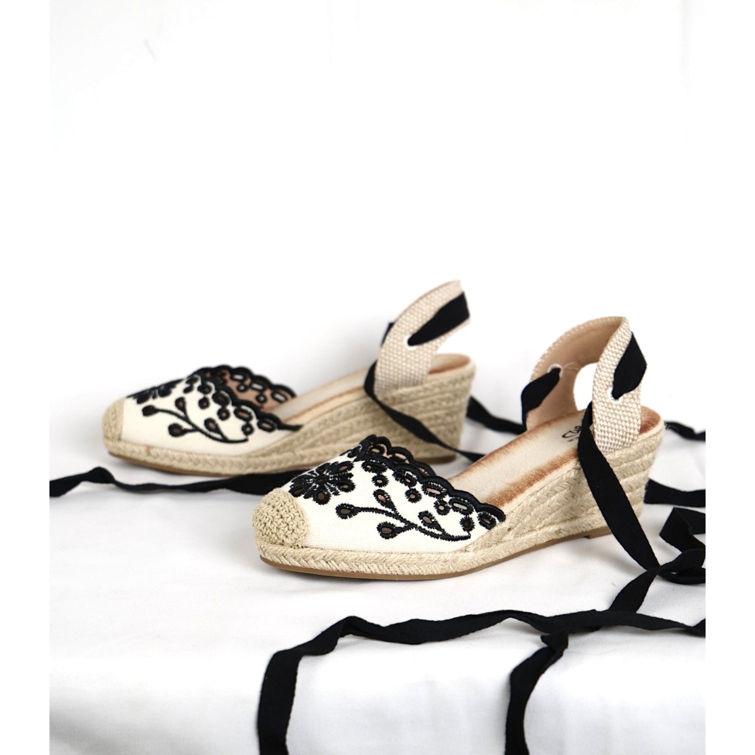 Sandalias espadrille de cuña media con bordado floral, punta cerrada con detalle de yute, cintas para atar al tobillo y acabado en tela con efecto natural, alpargatas elegantes para verano, invitada y looks casuales