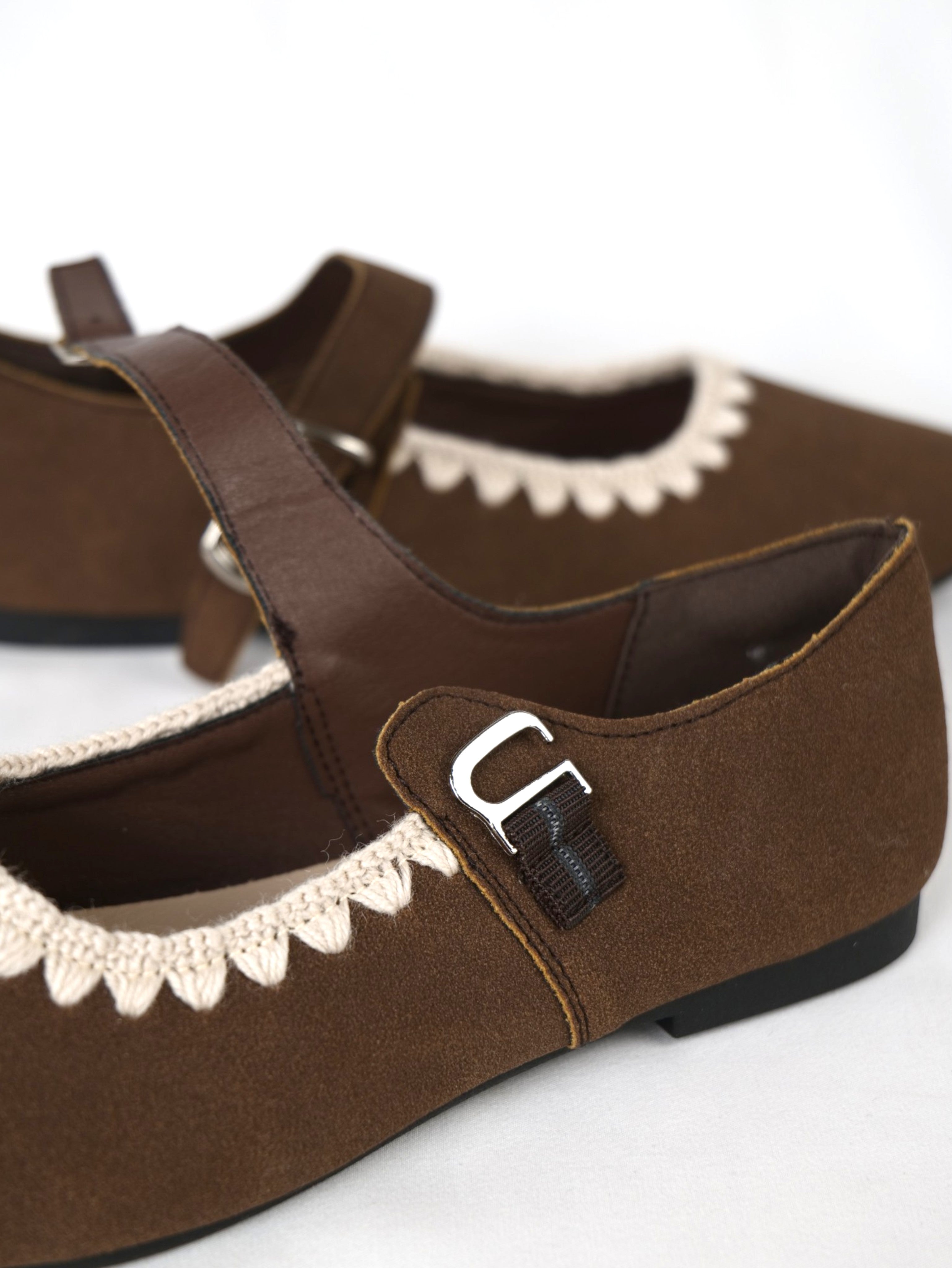Bailarinas con detalle decorativo ondulado en ganchillo en el borde, tipo Mary Jane para mujer con pulsera y hebilla ajustable, punta redondeada y acabado en gamuza sintética, zapatos planos elegantes para diario, oficina y looks casuales