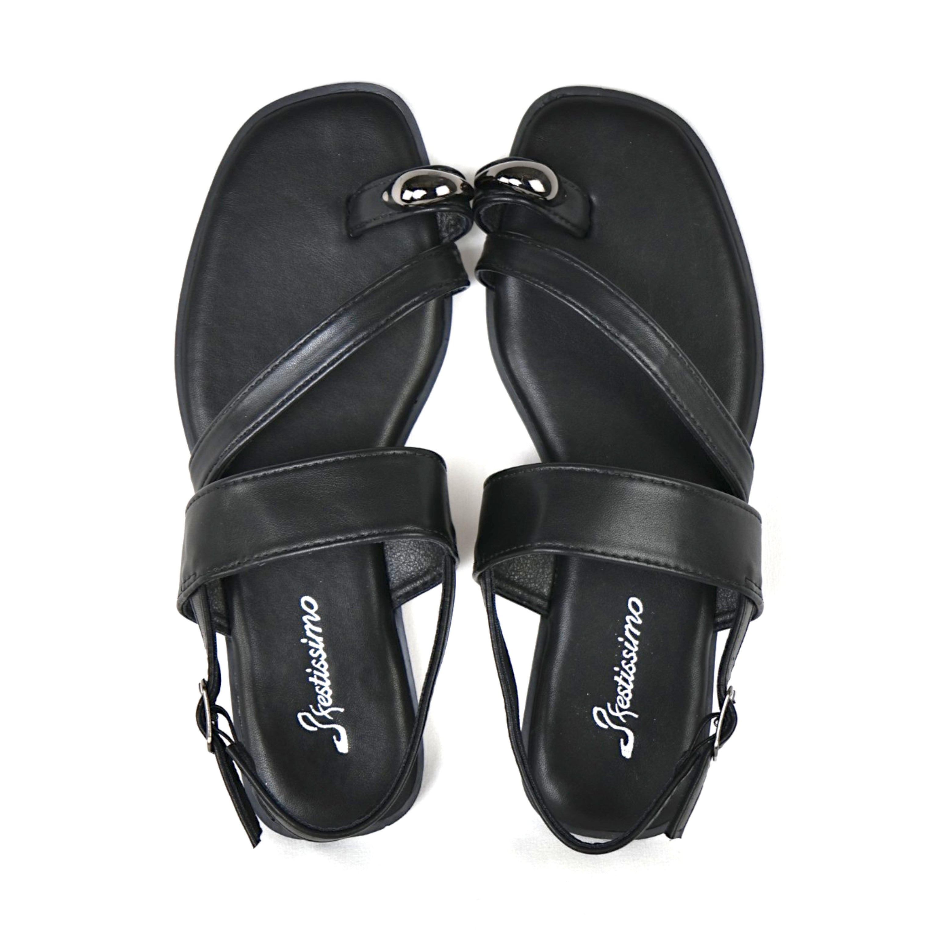 Sandalias planas para mujer con tiras cruzadas y detalle metálico decorativo, sandalias minimalistas con pulsera trasera y hebilla ajustable en cuero sintético, sandalias elegantes de verano para looks casuales y diario