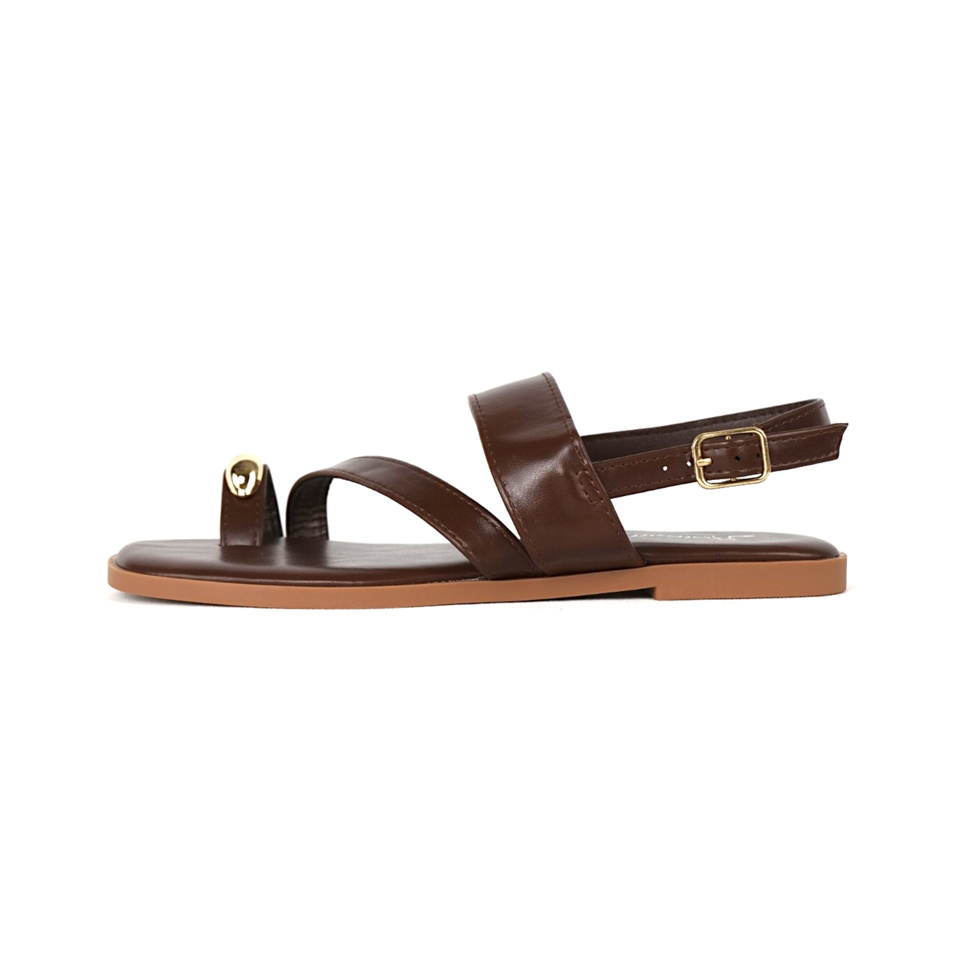 Sandalias planas para mujer con tiras cruzadas y detalle metálico decorativo, sandalias minimalistas con pulsera trasera y hebilla ajustable en cuero sintético, sandalias elegantes de verano para looks casuales y diario