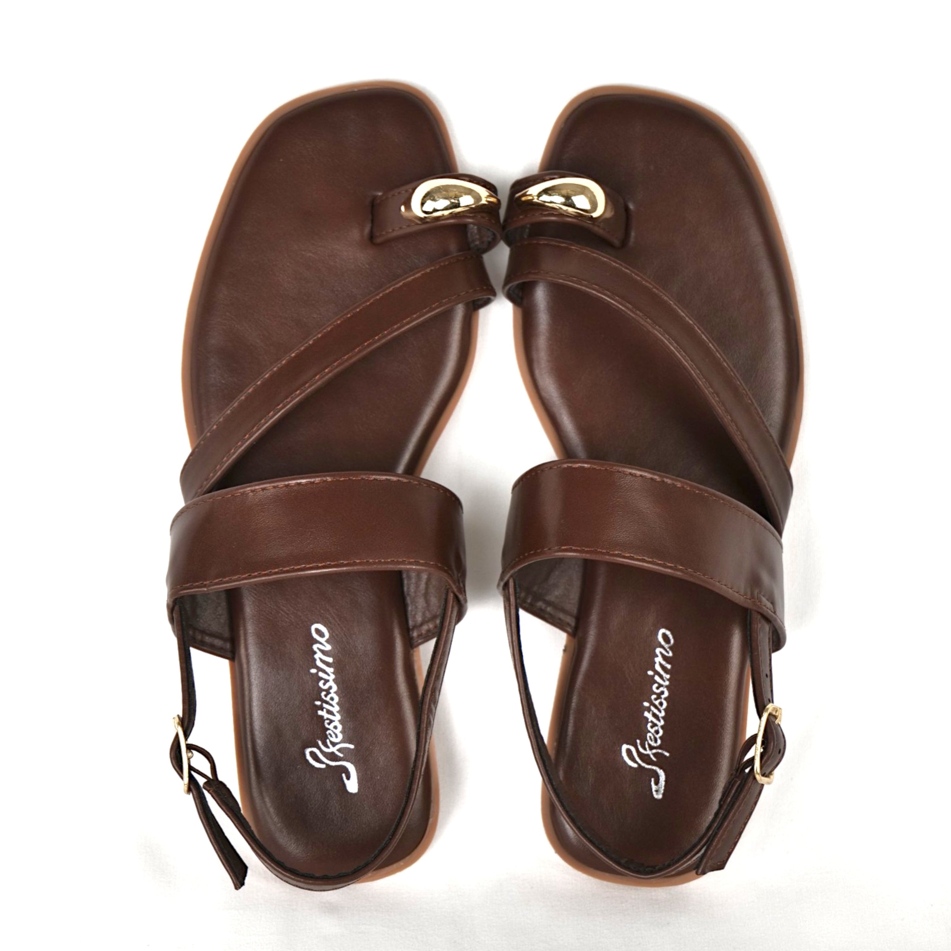 Sandalias planas para mujer con tiras cruzadas y detalle metálico decorativo, sandalias minimalistas con pulsera trasera y hebilla ajustable en cuero sintético, sandalias elegantes de verano para looks casuales y diario