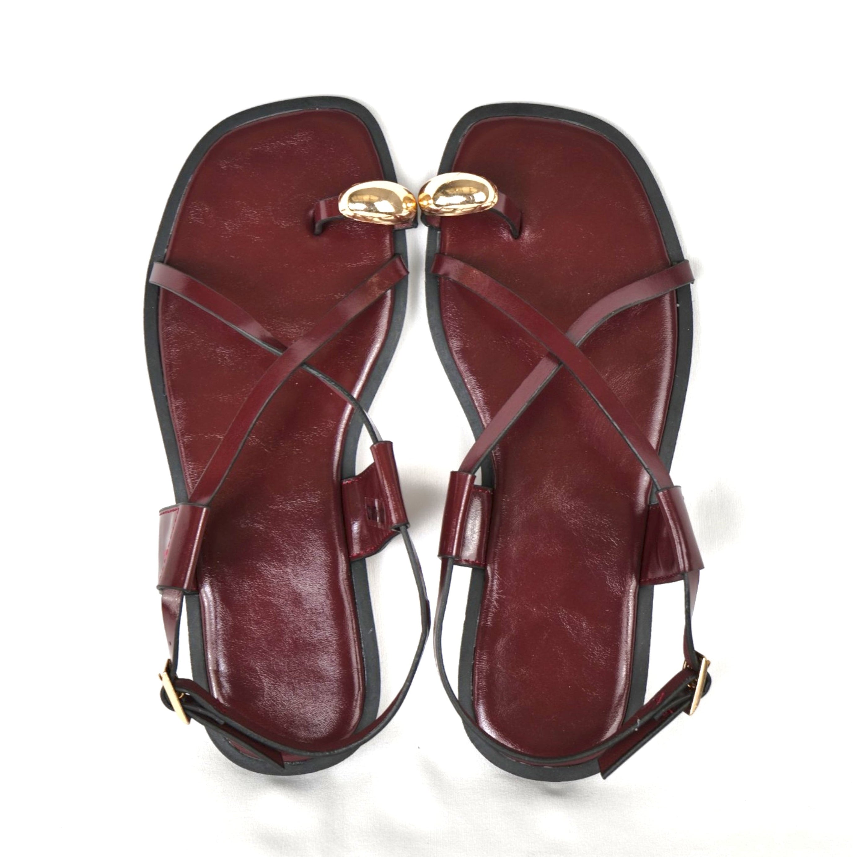 Sandalias con detalle metálico en el dedo y tiras cruzadas en cuero sintético, sandalias minimalistas planas tipo dedo para mujer con tiras finas y pulsera al tobillo con hebilla, sandalias de verano elegantes para diario y playa