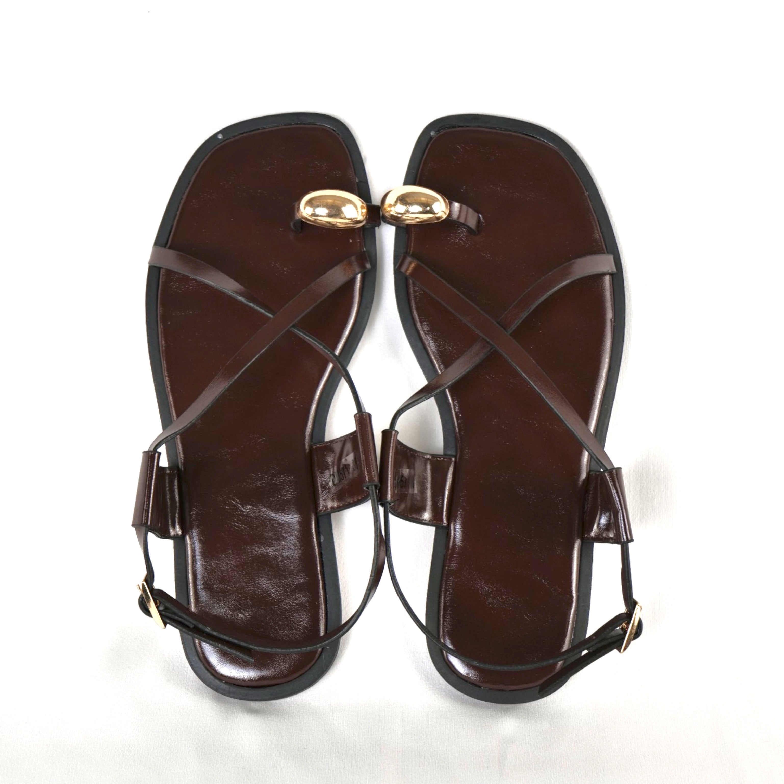 Sandalias con detalle metálico en el dedo y tiras cruzadas en cuero sintético, sandalias minimalistas planas tipo dedo para mujer con tiras finas y pulsera al tobillo con hebilla, sandalias de verano elegantes para diario y playa