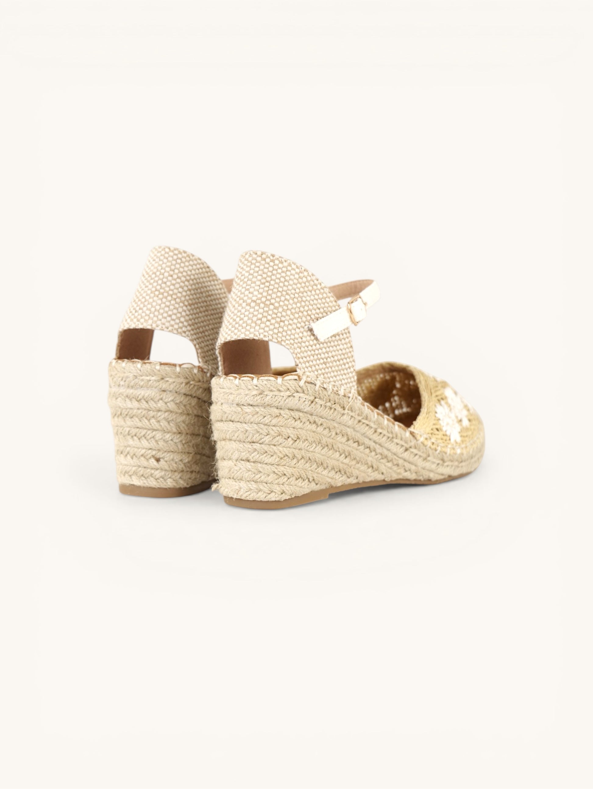 Alpargatas Flores Bordadas - Alpargatas de cuña para mujer con puntera cerrada y flores bordadas, sandalias tipo espadrille con pulsera al tobillo y hebilla ajustable, cuña media con plataforma efecto yute para looks de verano