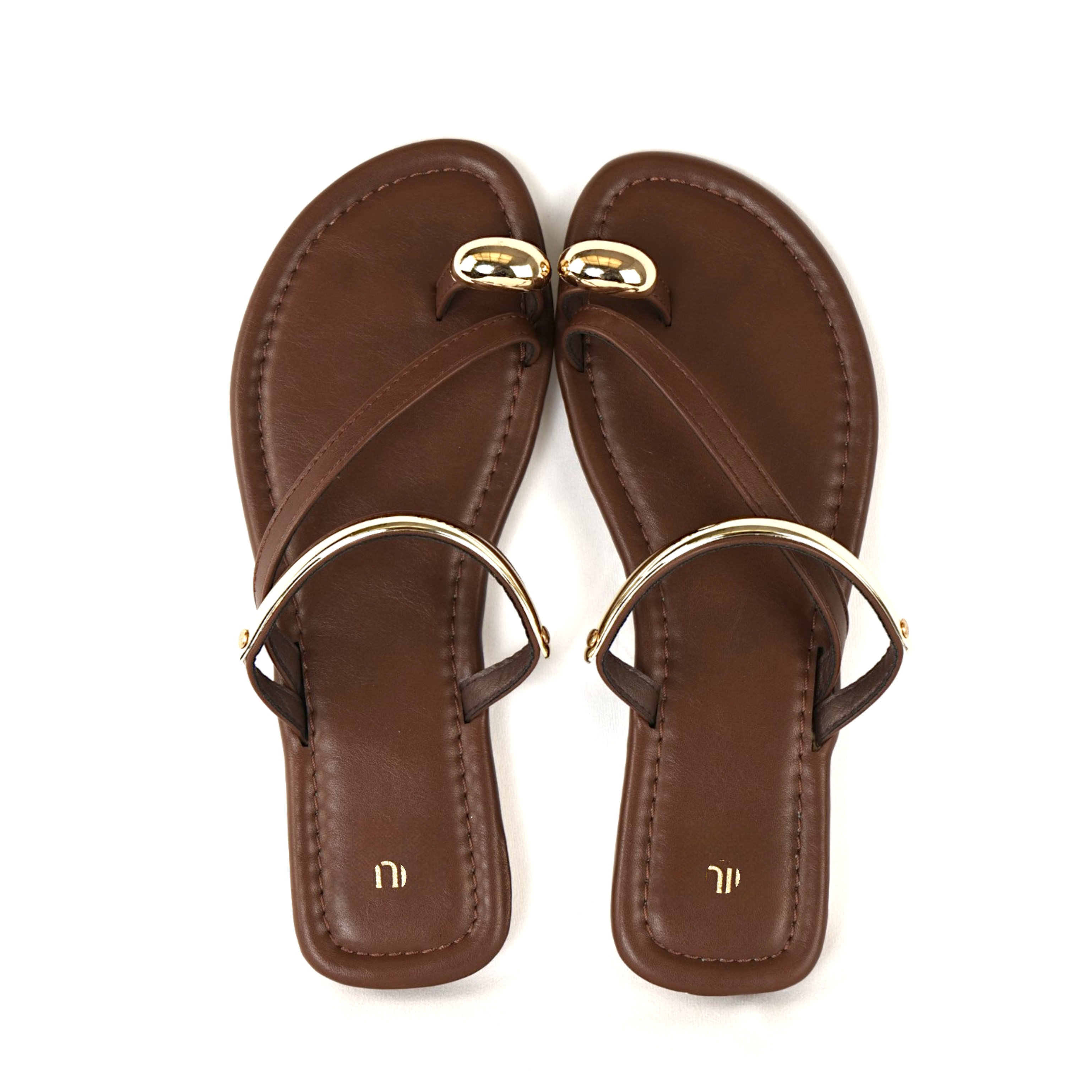 Sandalias planas Marrón chocolate Marrón Café con detalle metálico dorado - Sandalias planas tipo dedo para mujer en color marrón con detalle metálico dorado, tiras finas minimalistas y diseño elegante, chanclas cómodas estilo casual chic