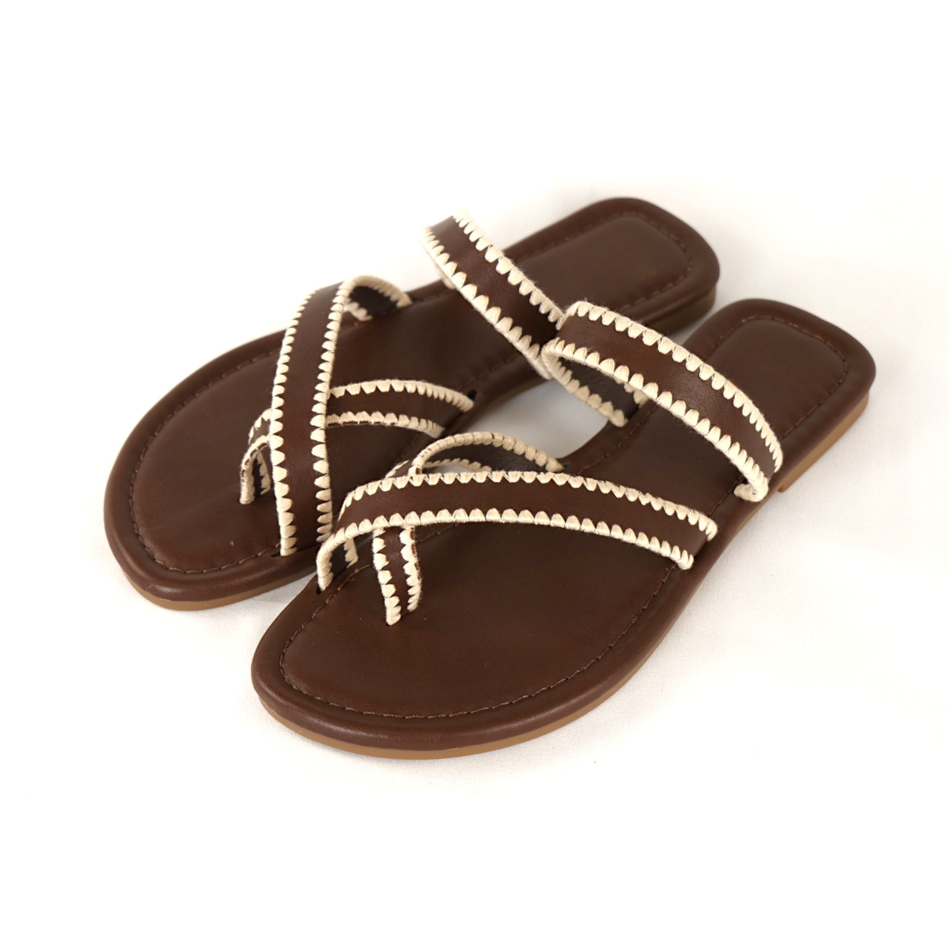 Sandalias planas Marrón chocolate Marrón Café con detalle metálico dorado - Sandalias planas tipo dedo para mujer en color marrón con detalle metálico dorado, tiras finas minimalistas y diseño elegante, chanclas cómodas estilo casual chic