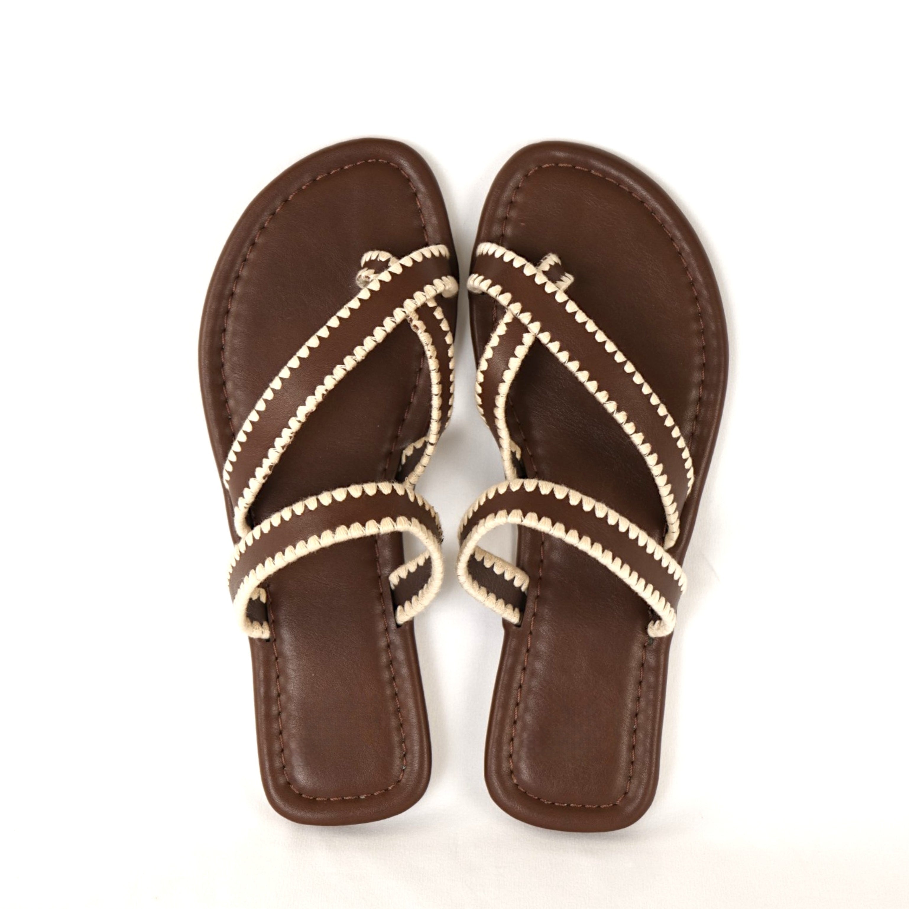 Sandalias planas Marrón chocolate Marrón Café con detalle metálico dorado - Sandalias planas tipo dedo para mujer en color marrón con detalle metálico dorado, tiras finas minimalistas y diseño elegante, chanclas cómodas estilo casual chic