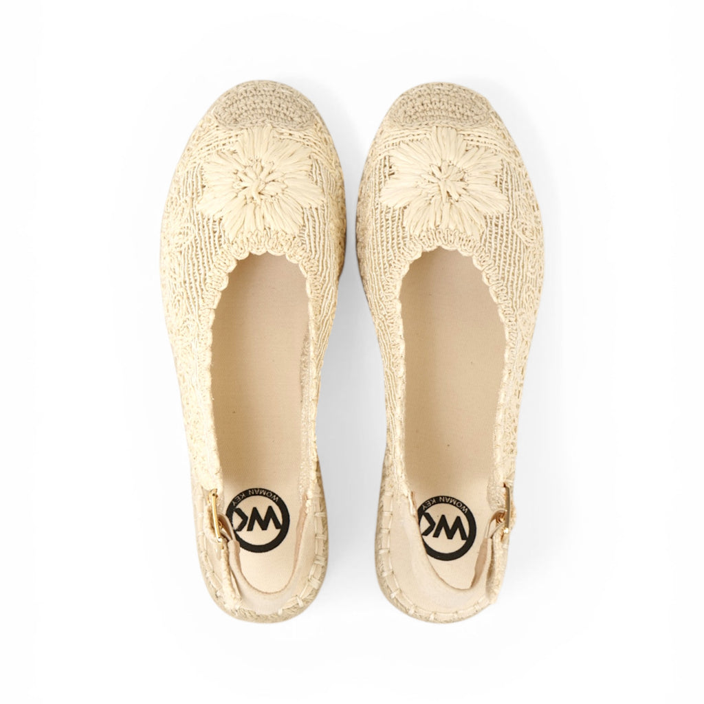 Alpargatas con Flores Bordadas - Alpargatas planas tipo slingback para mujer con puntera cerrada y flores bordadas en relieve, sandalias espadrille con talón abierto y hebilla ajustable, diseño calado con suela efecto yute para looks de verano