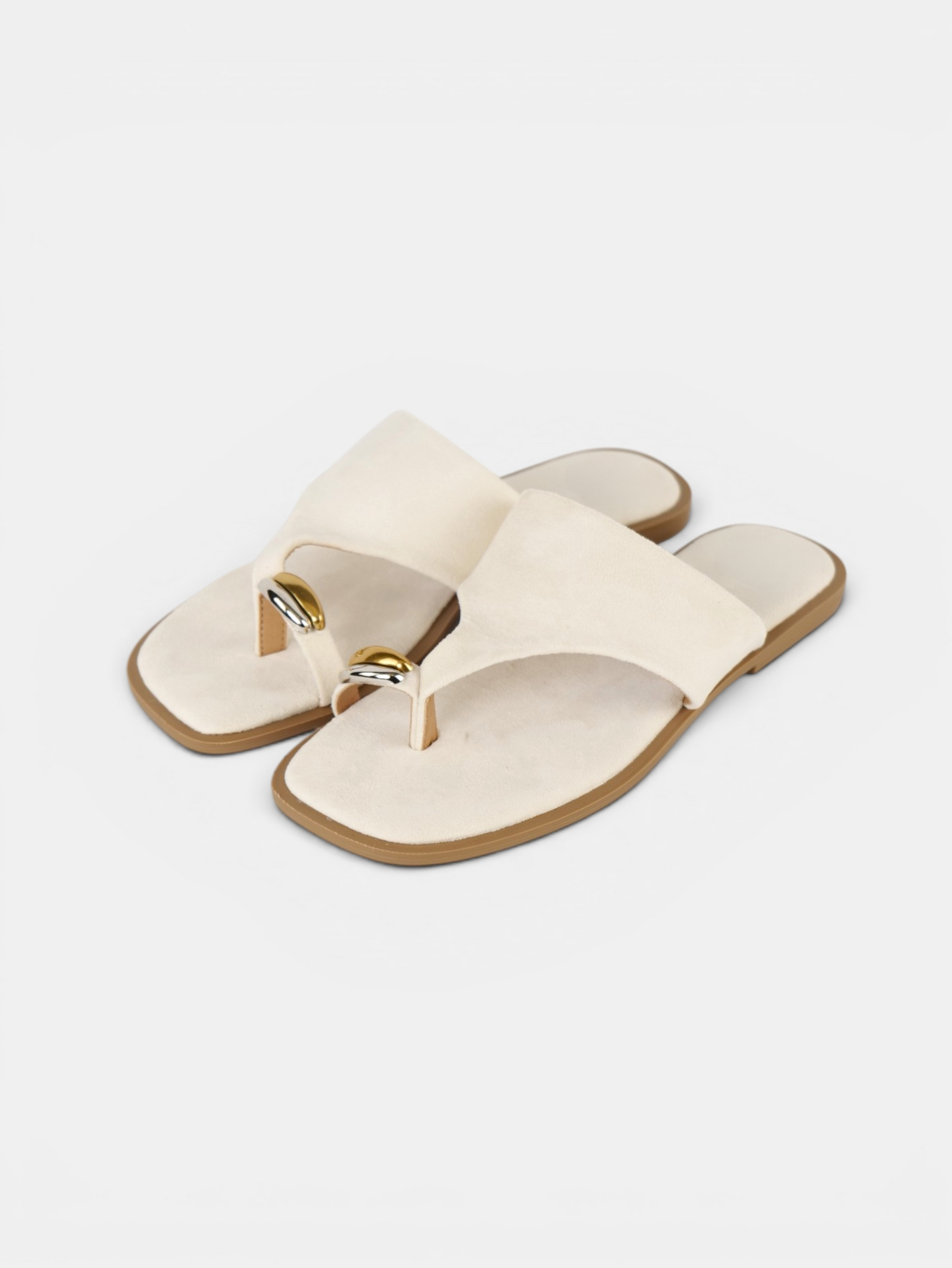 Sandalias planas tipo dedo para mujer en color beige y negro con detalle metálico dorado, sandalias minimalistas con pala ancha y diseño moderno, chanclas elegantes casuales de verano cómodas