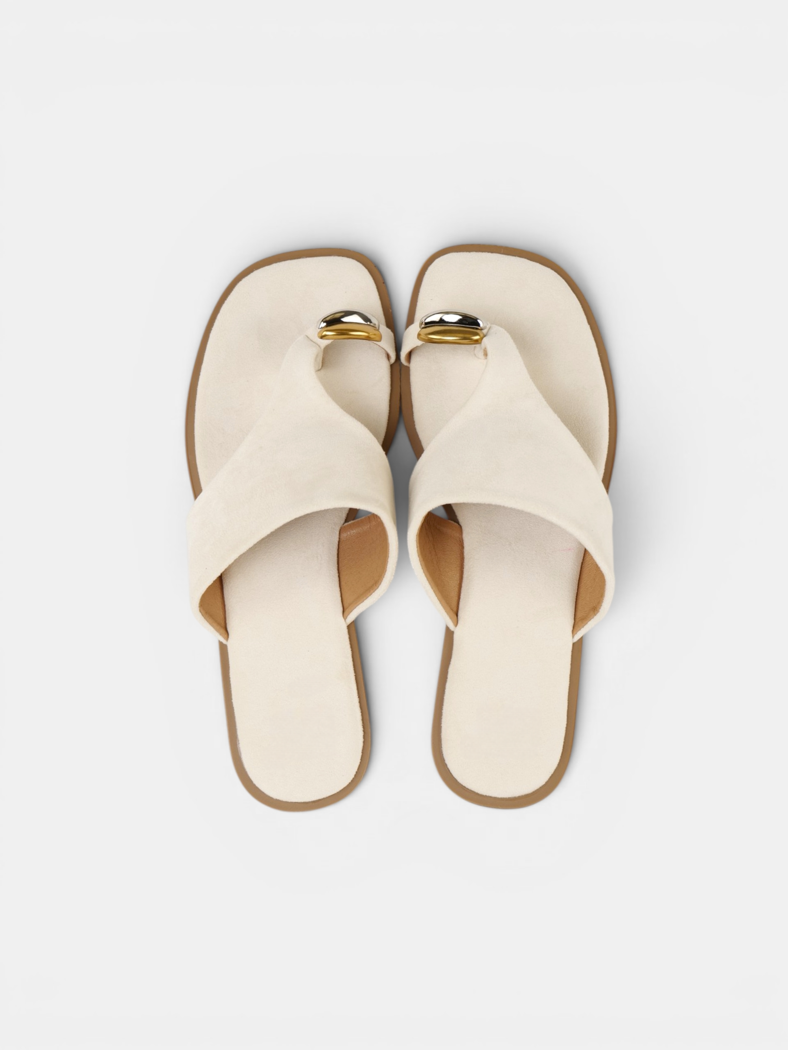 Sandalias planas tipo dedo para mujer en color beige y negro con detalle metálico dorado, sandalias minimalistas con pala ancha y diseño moderno, chanclas elegantes casuales de verano cómodas