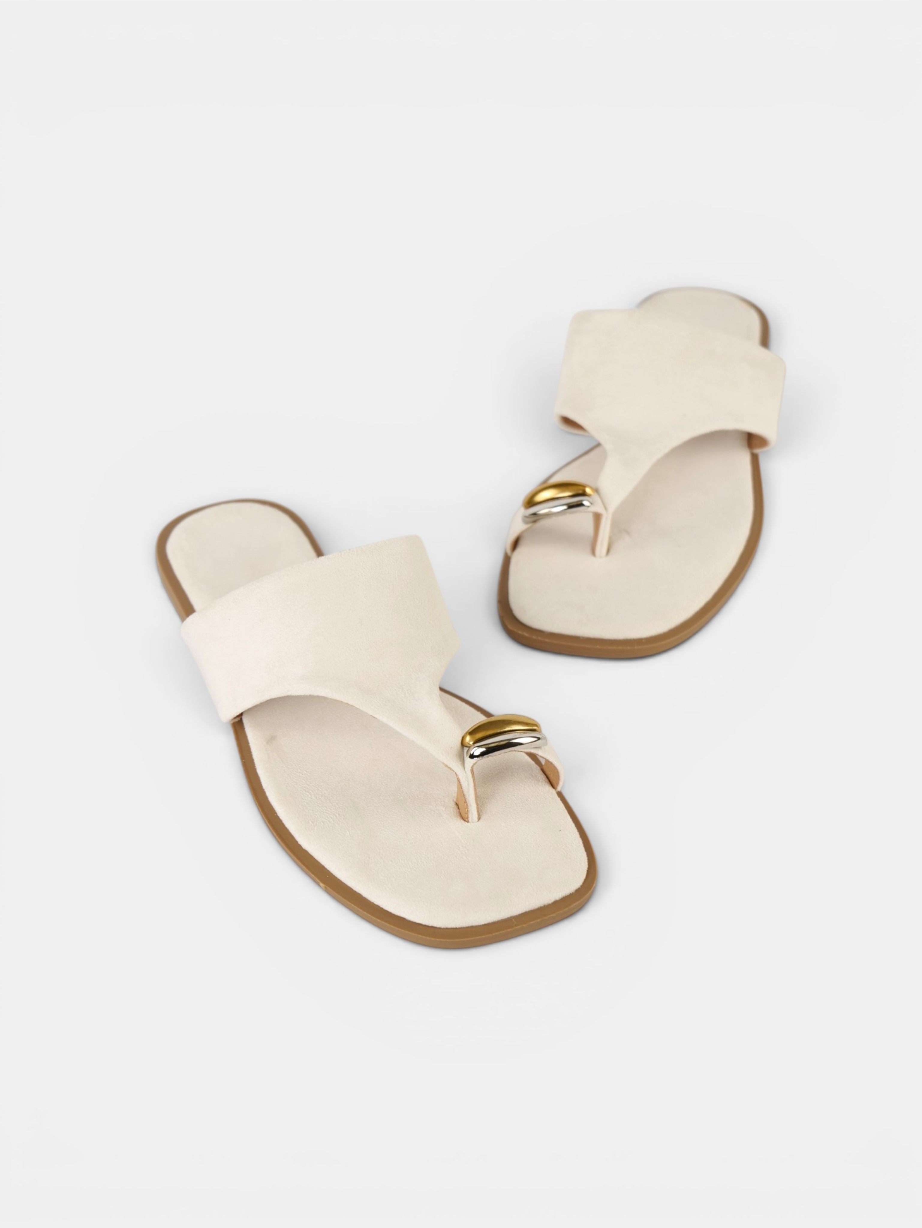 Sandalias planas tipo dedo para mujer en color beige y negro con detalle metálico dorado, sandalias minimalistas con pala ancha y diseño moderno, chanclas elegantes casuales de verano cómodas