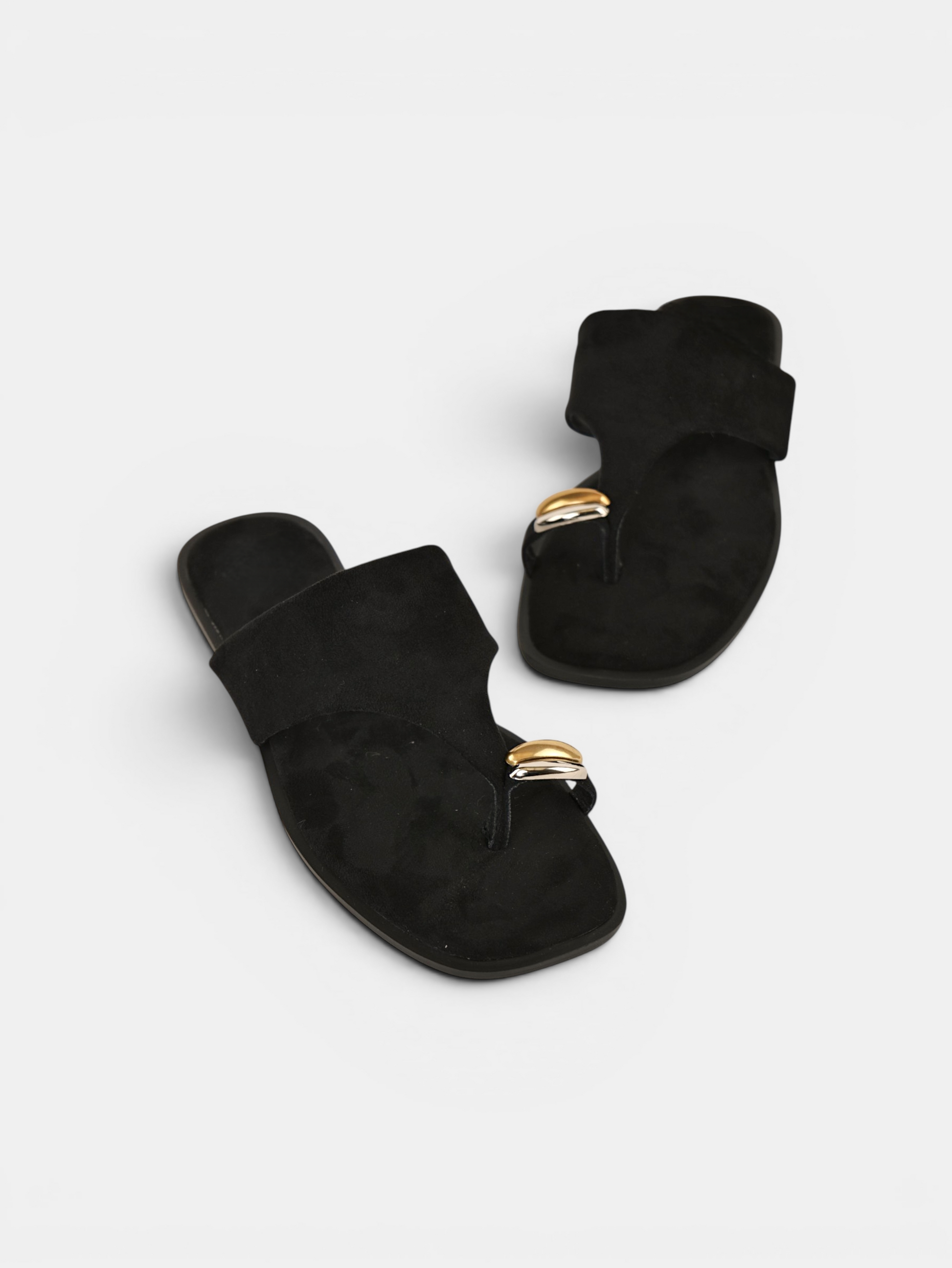 Sandalias planas tipo dedo para mujer en color beige y negro con detalle metálico dorado, sandalias minimalistas con pala ancha y diseño moderno, chanclas elegantes casuales de verano cómodas