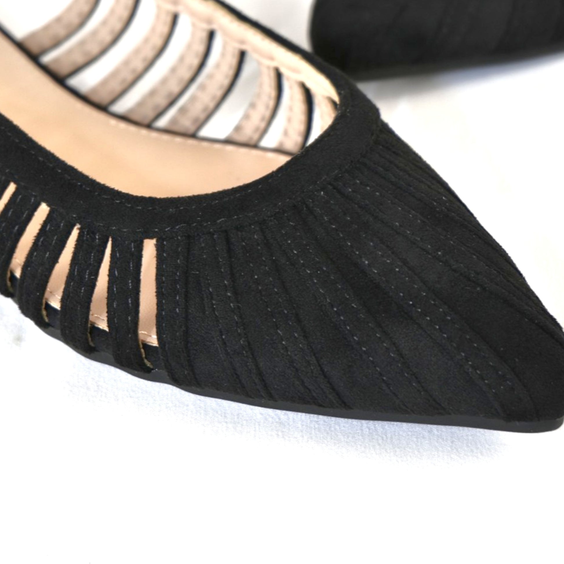 Sandalias planas tipo slingback para mujer en color camel y negro, zapatos destalonados con punta fina y diseño calado, sandalias elegantes de verano con hebilla ajustable y acabado en gamuza sintética