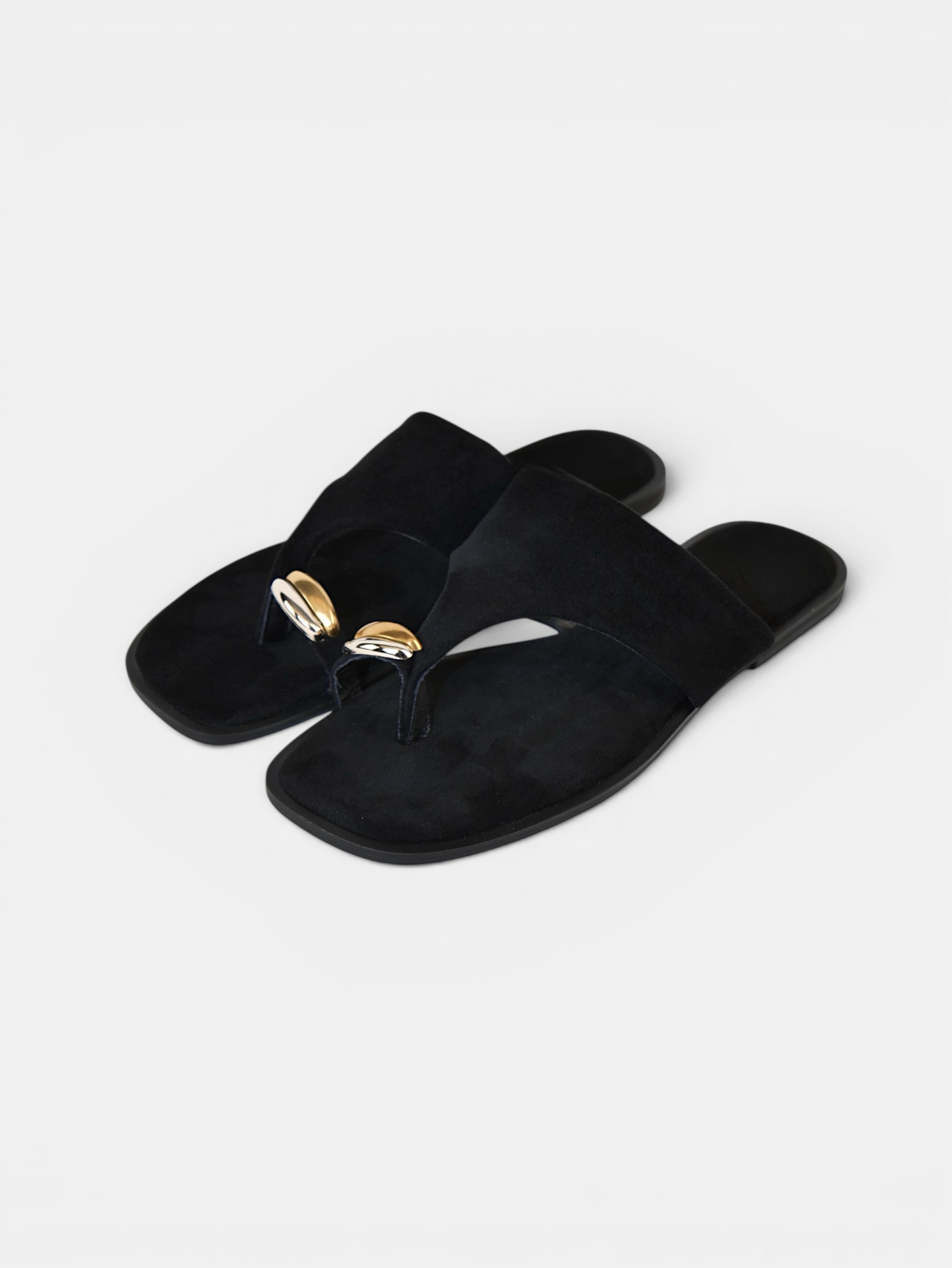 Sandalias planas tipo dedo para mujer en color beige y negro con detalle metálico dorado, sandalias minimalistas con pala ancha y diseño moderno, chanclas elegantes casuales de verano cómodas