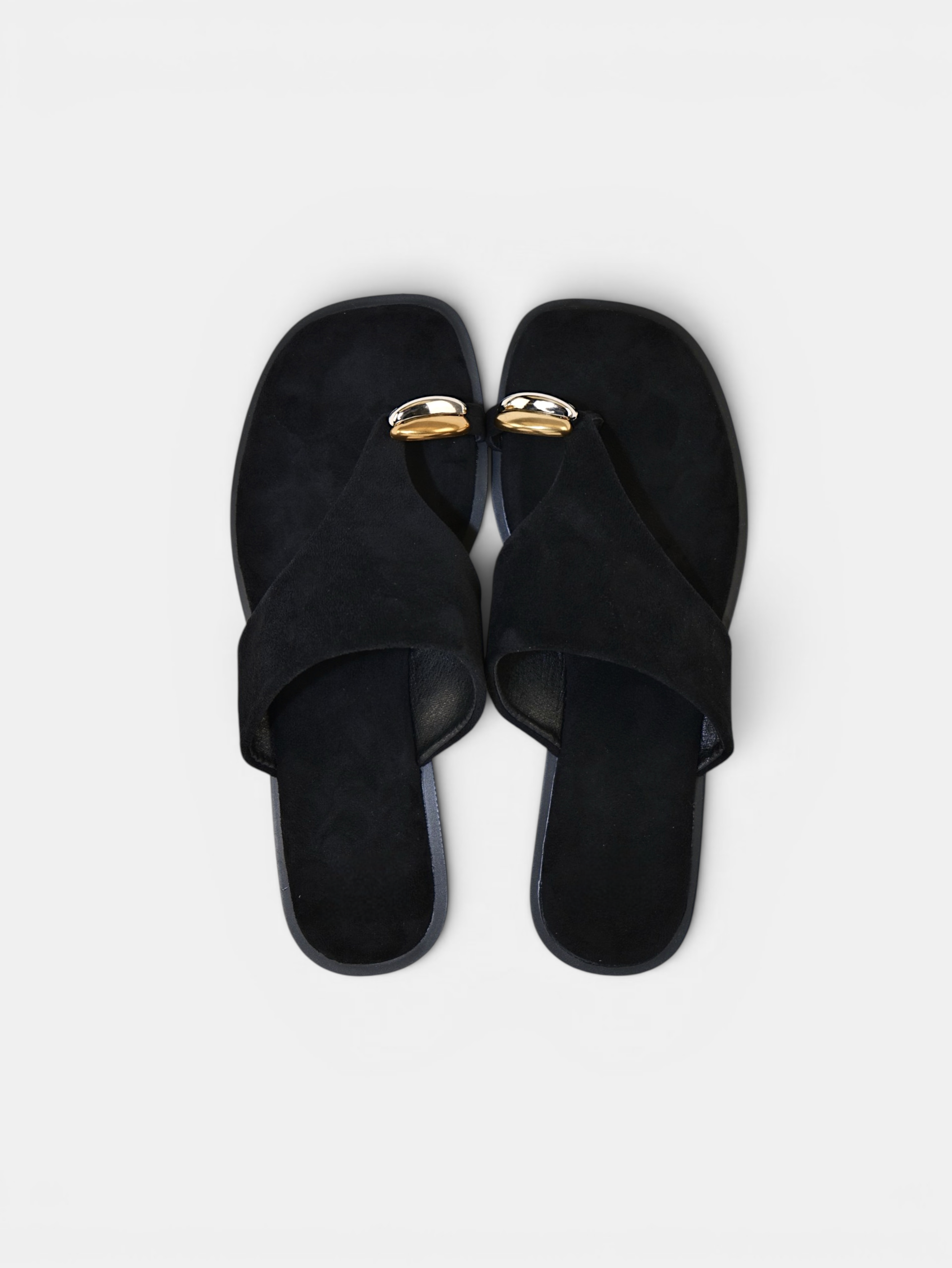 Sandalias planas tipo dedo para mujer en color beige y negro con detalle metálico dorado, sandalias minimalistas con pala ancha y diseño moderno, chanclas elegantes casuales de verano cómodas