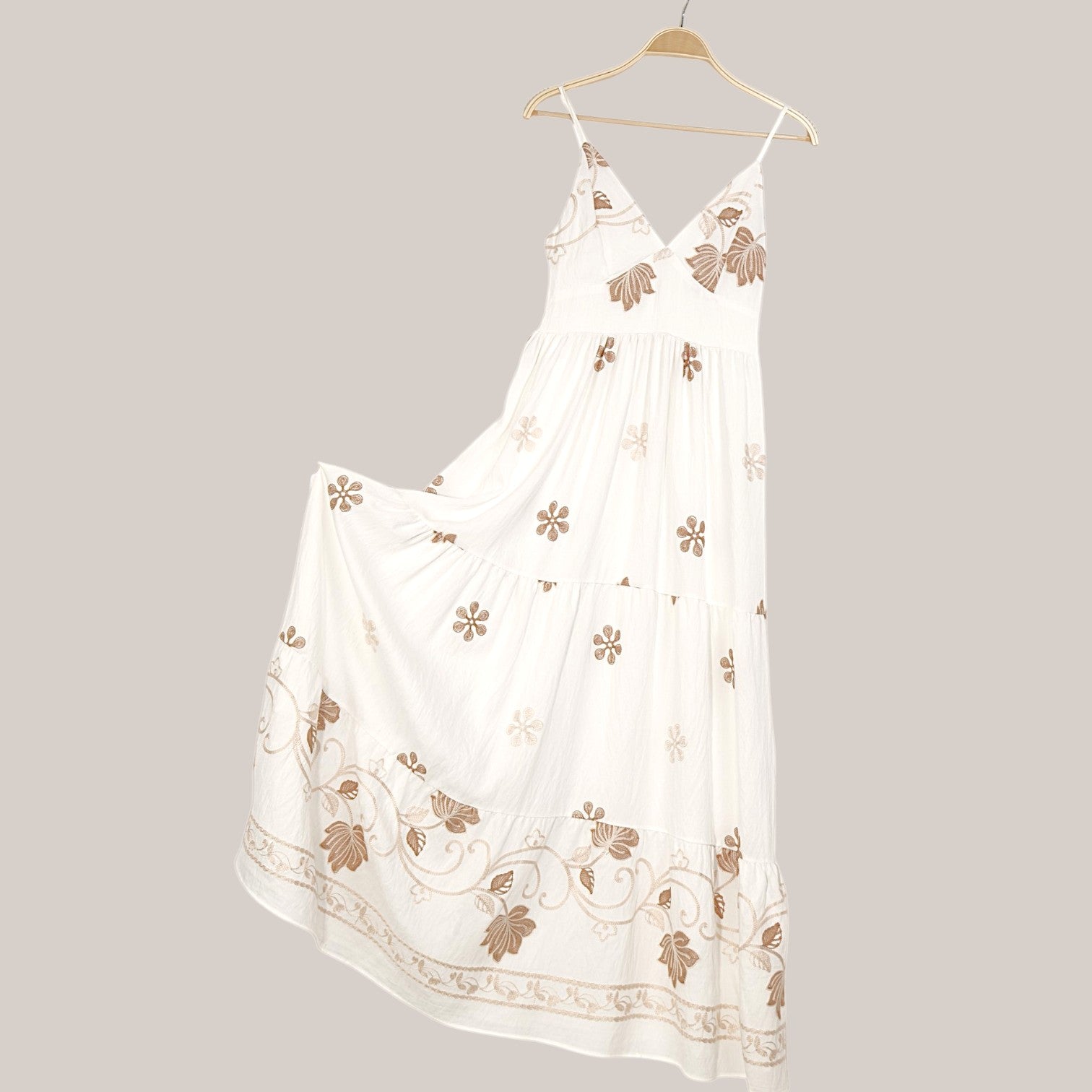 Vestido largo mujer tirantes escote en V bordado floral boho, vestido maxi fluido con caída amplia estilo romántico elegante verano, vestido casual chic ligero outfit playa vacaciones moda femenina