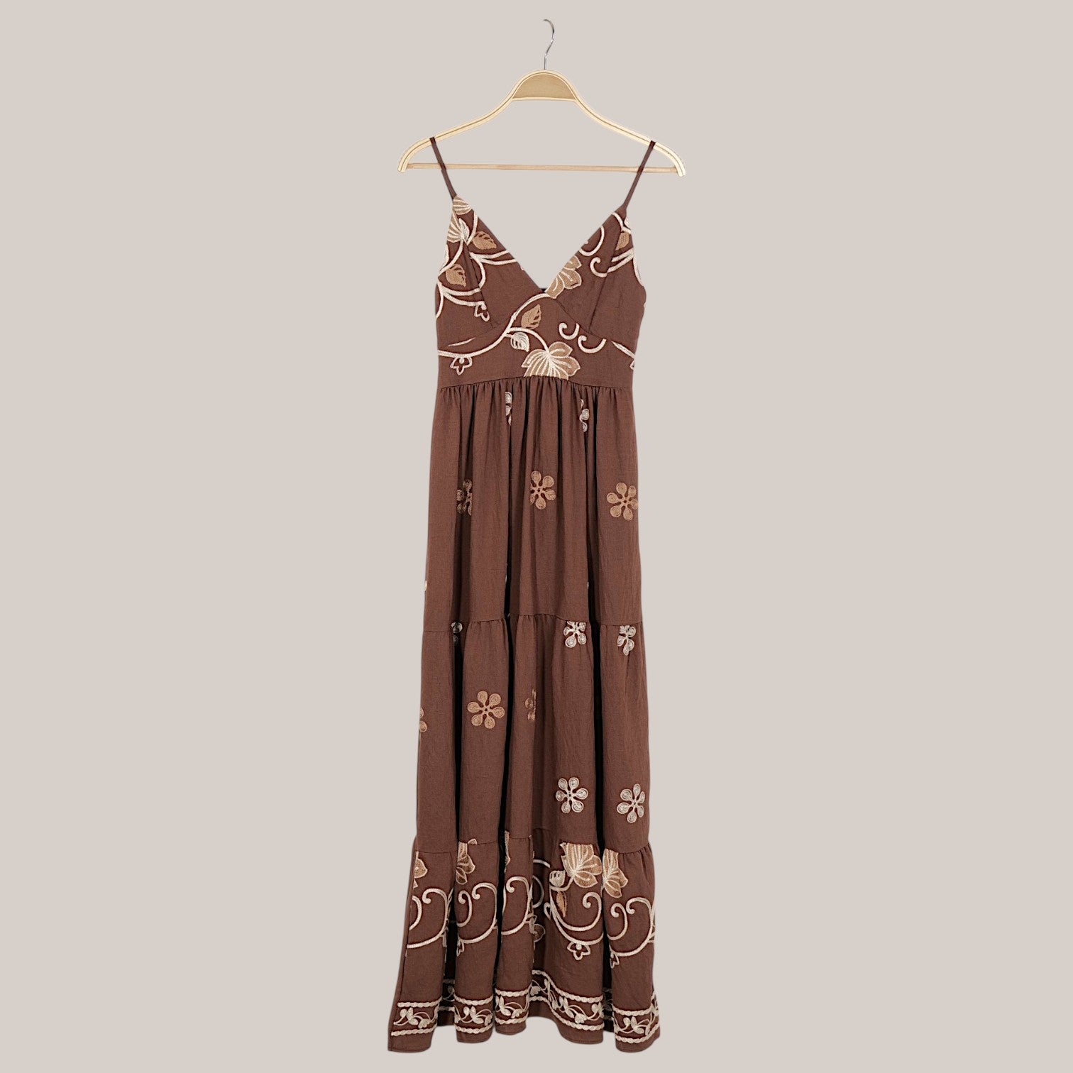 Vestido largo mujer tirantes escote en V bordado floral boho, vestido maxi fluido con caída amplia estilo romántico elegante verano, vestido casual chic ligero outfit playa vacaciones moda femenina