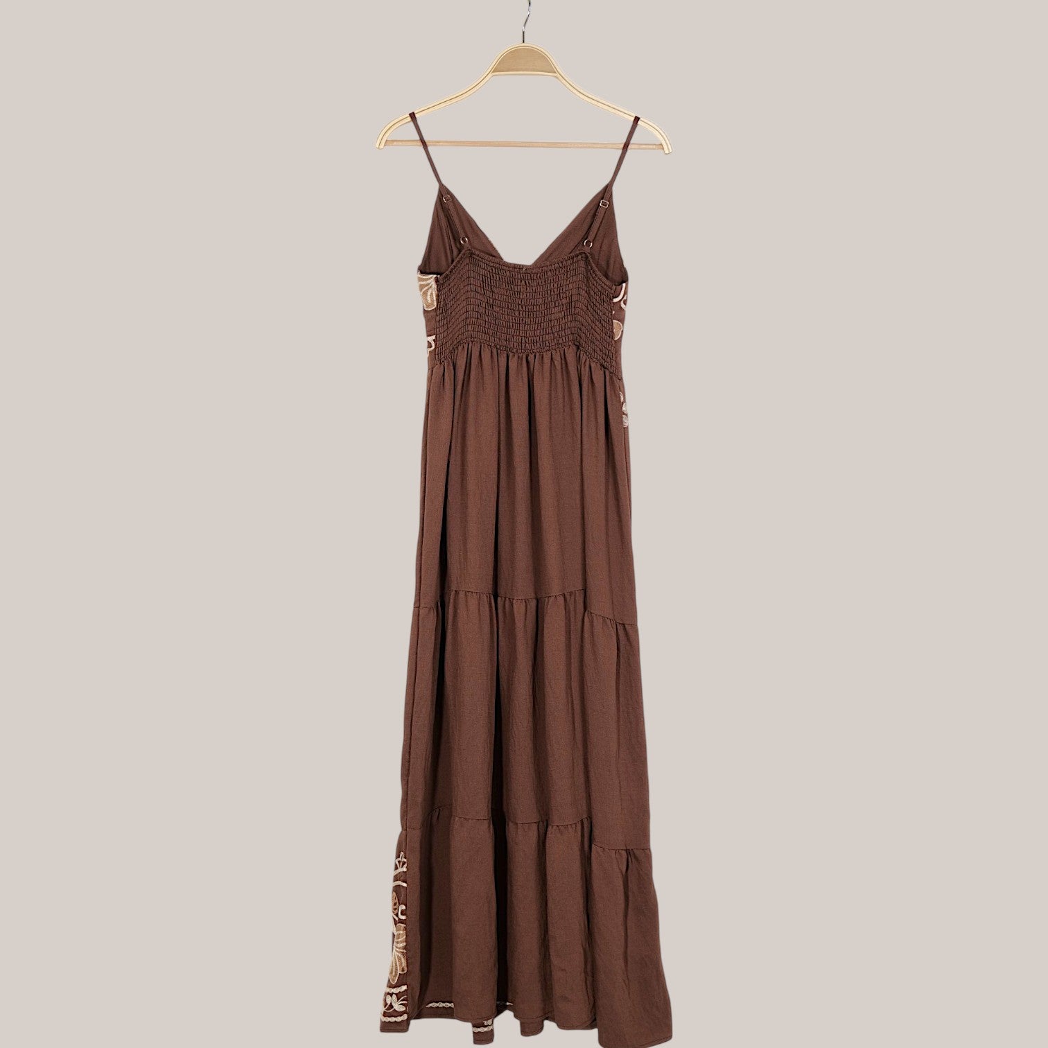 Vestido largo mujer tirantes escote en V bordado floral boho, vestido maxi fluido con caída amplia estilo romántico elegante verano, vestido casual chic ligero outfit playa vacaciones moda femenina