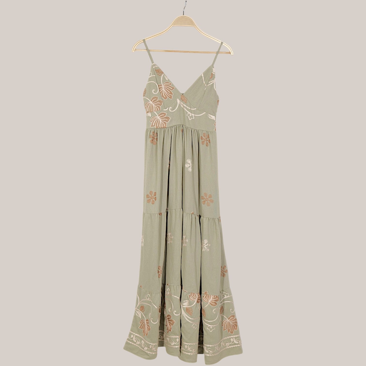 Vestido largo mujer tirantes escote en V bordado floral boho, vestido maxi fluido con caída amplia estilo romántico elegante verano, vestido casual chic ligero outfit playa vacaciones moda femenina