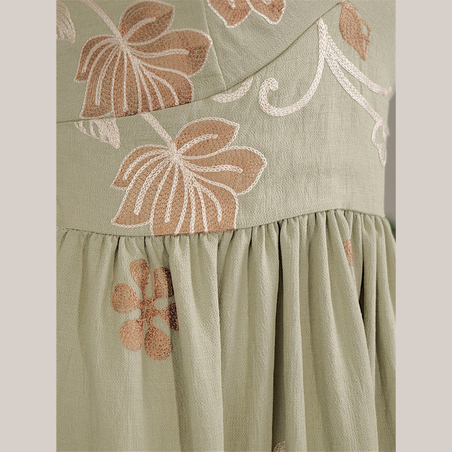 Vestido largo mujer tirantes escote en V bordado floral boho, vestido maxi fluido con caída amplia estilo romántico elegante verano, vestido casual chic ligero outfit playa vacaciones moda femenina